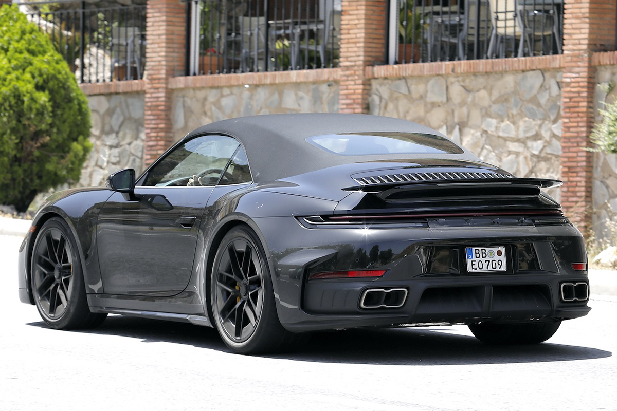 【丸見えのテスト車捕捉】ポルシェ911ターボ改良新型、ハイブリッド導入でパワーとデザインを一新