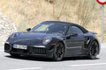 【丸見えのテスト車捕捉】ポルシェ911ターボ改良新型、ハイブリッド導入でパワーとデザインを一新