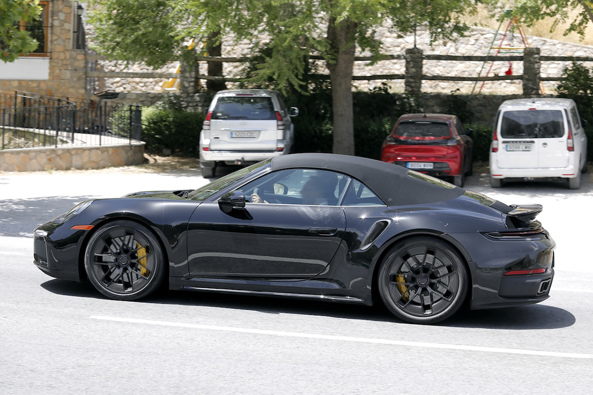 【丸見えのテスト車捕捉】ポルシェ911ターボ改良新型、ハイブリッド導入でパワーとデザインを一新