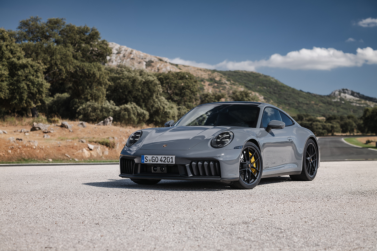 【丸見えのテスト車捕捉】ポルシェ911ターボ改良新型、ハイブリッド導入でパワーとデザインを一新