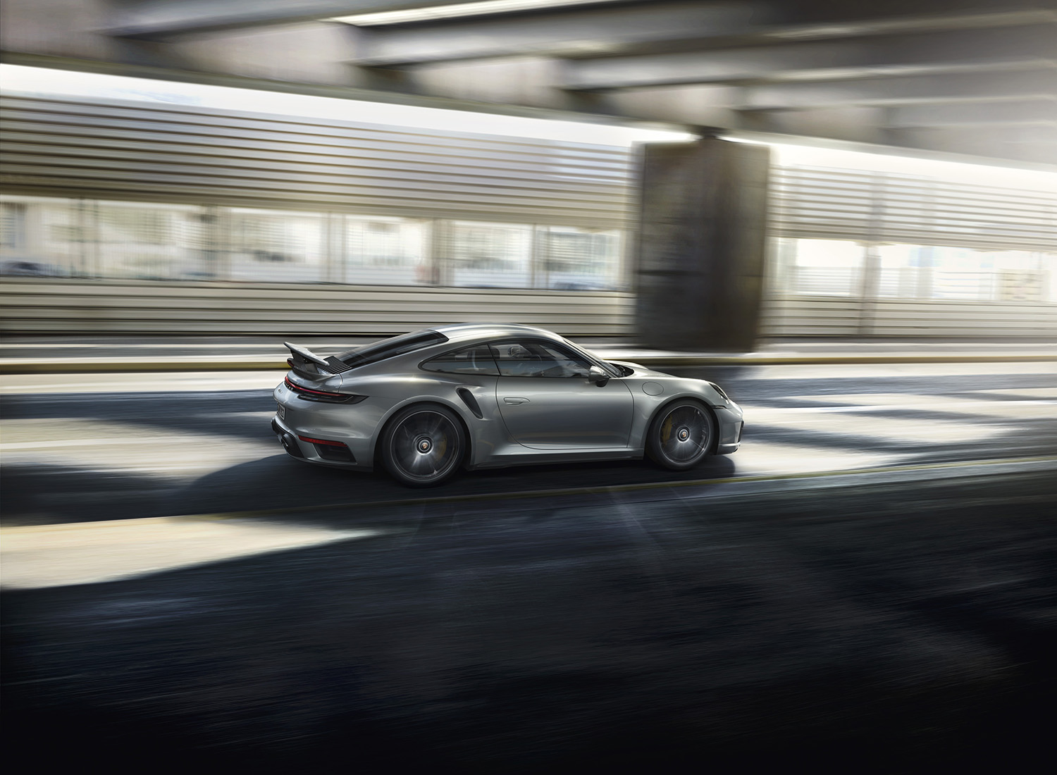 【丸見えのテスト車捕捉】ポルシェ911ターボ改良新型、ハイブリッド導入でパワーとデザインを一新