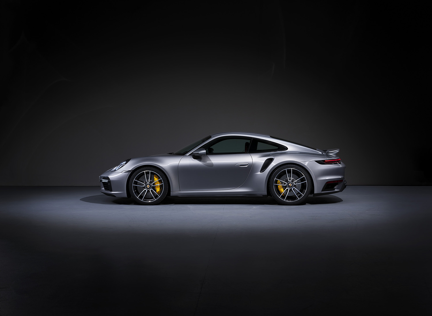 【丸見えのテスト車捕捉】ポルシェ911ターボ改良新型、ハイブリッド導入でパワーとデザインを一新