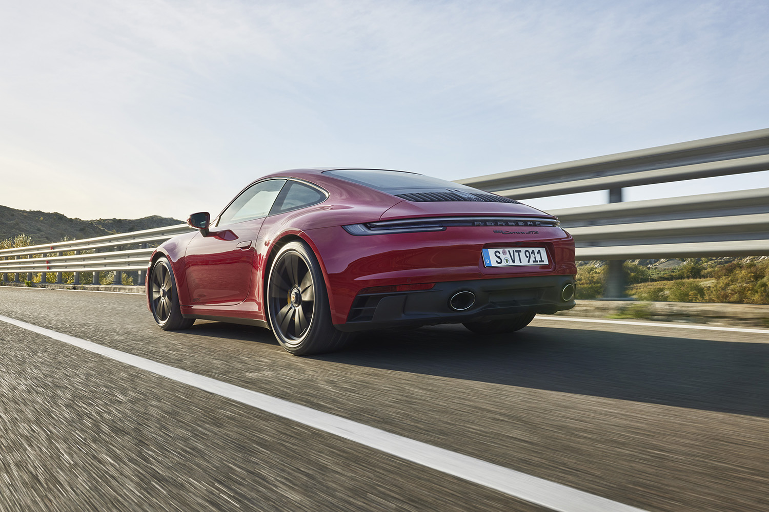【丸見えのテスト車捕捉】ポルシェ911ターボ改良新型、ハイブリッド導入でパワーとデザインを一新