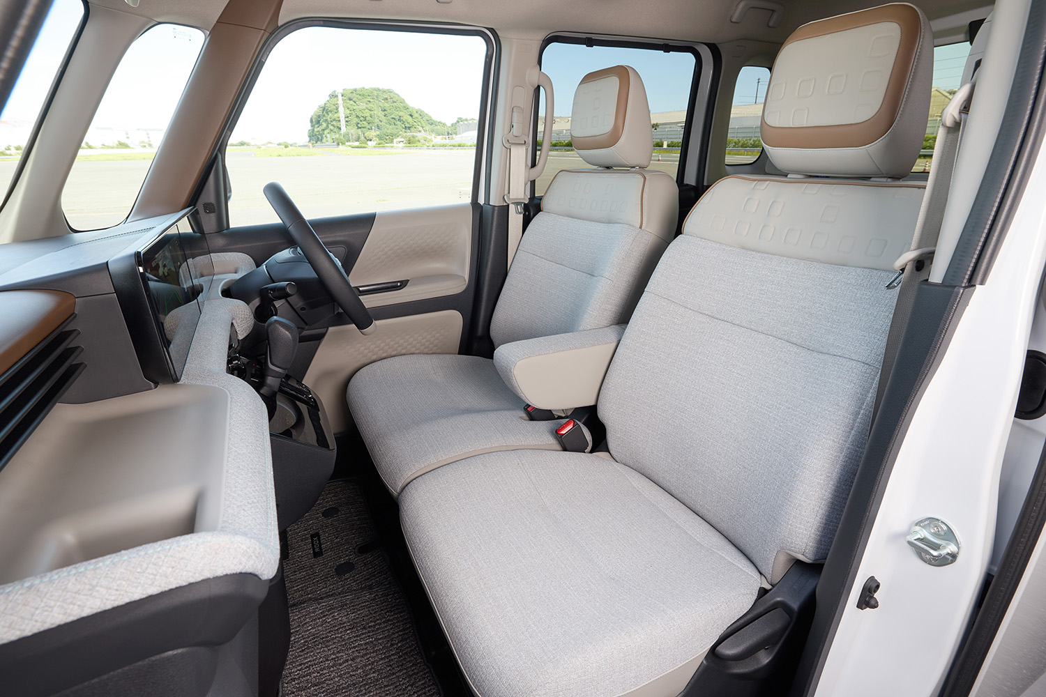 新型「ルークス」のデザインに「キューブを彷彿」の声多数。安全装備満載だが、この価格なら「N-BOXの方が良い」という意見も
