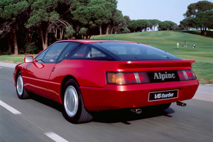 【まるでジェット機】ポルシェ「911」を本気で狙ったフランス車。「アルピーヌV6ターボ」が“超高速浮遊体”と呼ばれた理由