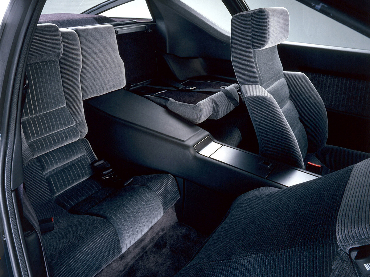 【まるでジェット機】ポルシェ「911」を本気で狙ったフランス車。「アルピーヌV6ターボ」が“超高速浮遊体”と呼ばれた理由