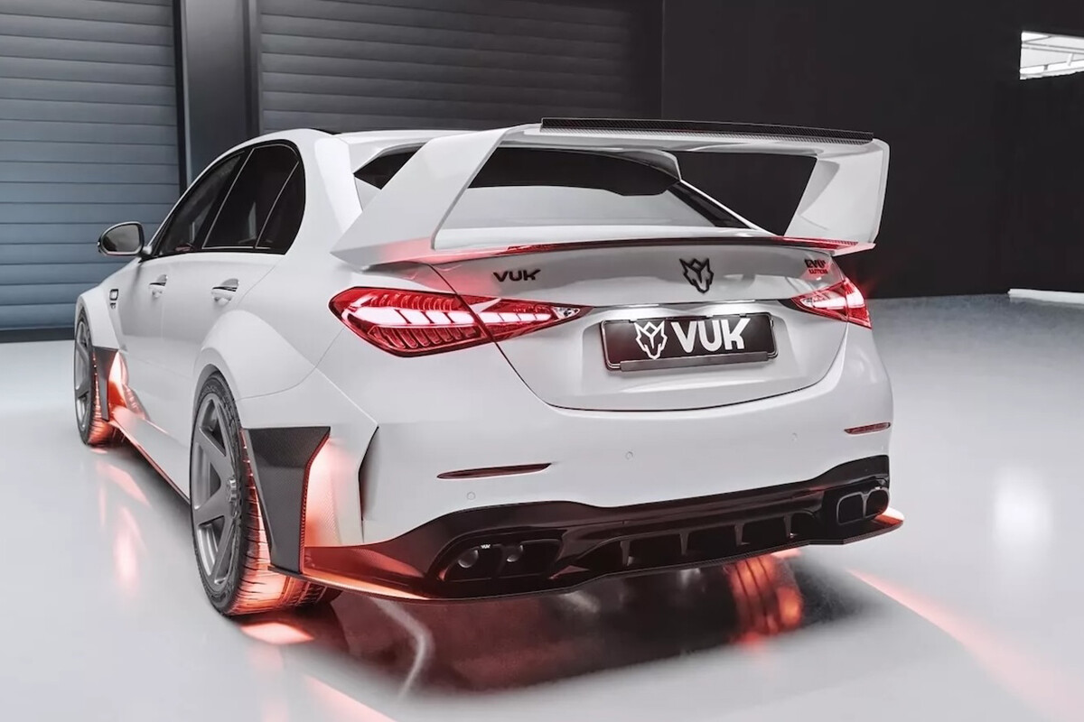 メルセデスAMG「C63」に往年の“V8”を搭載、90年代の「190E エボ II」ルックに仕立てたド迫力コンプリートカーが話題