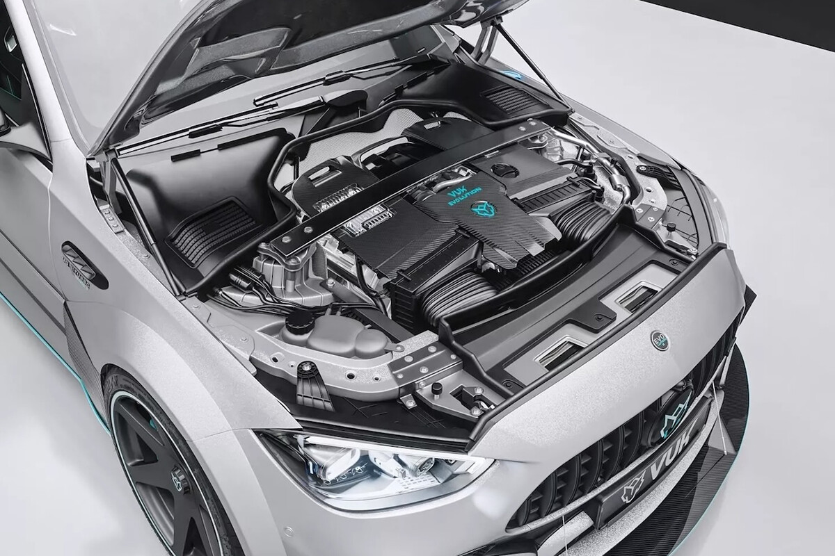 メルセデスAMG「C63」に往年の“V8”を搭載、90年代の「190E エボ II」ルックに仕立てたド迫力コンプリートカーが話題