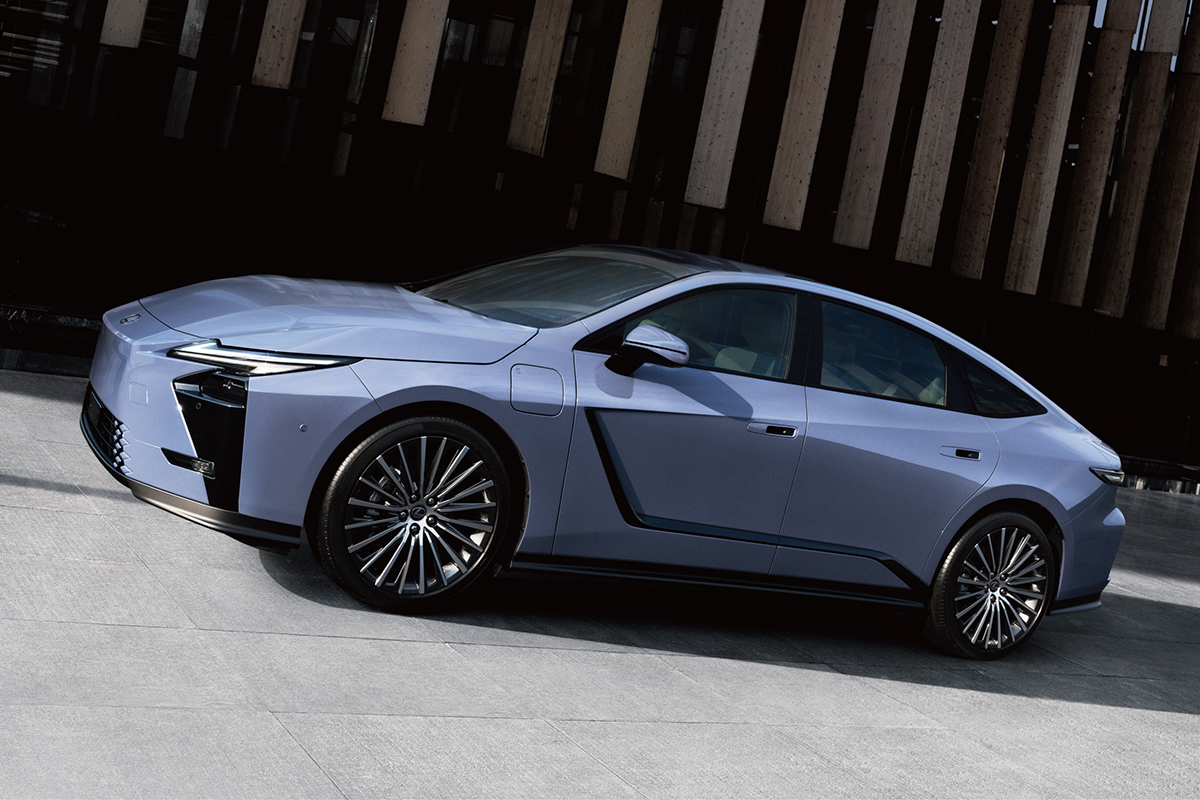 【全長5m超え】新型「ES」が大型化＆デザイン激変のわけは、米国と中国のマーケット変化。「LS」との関係はどうなる？