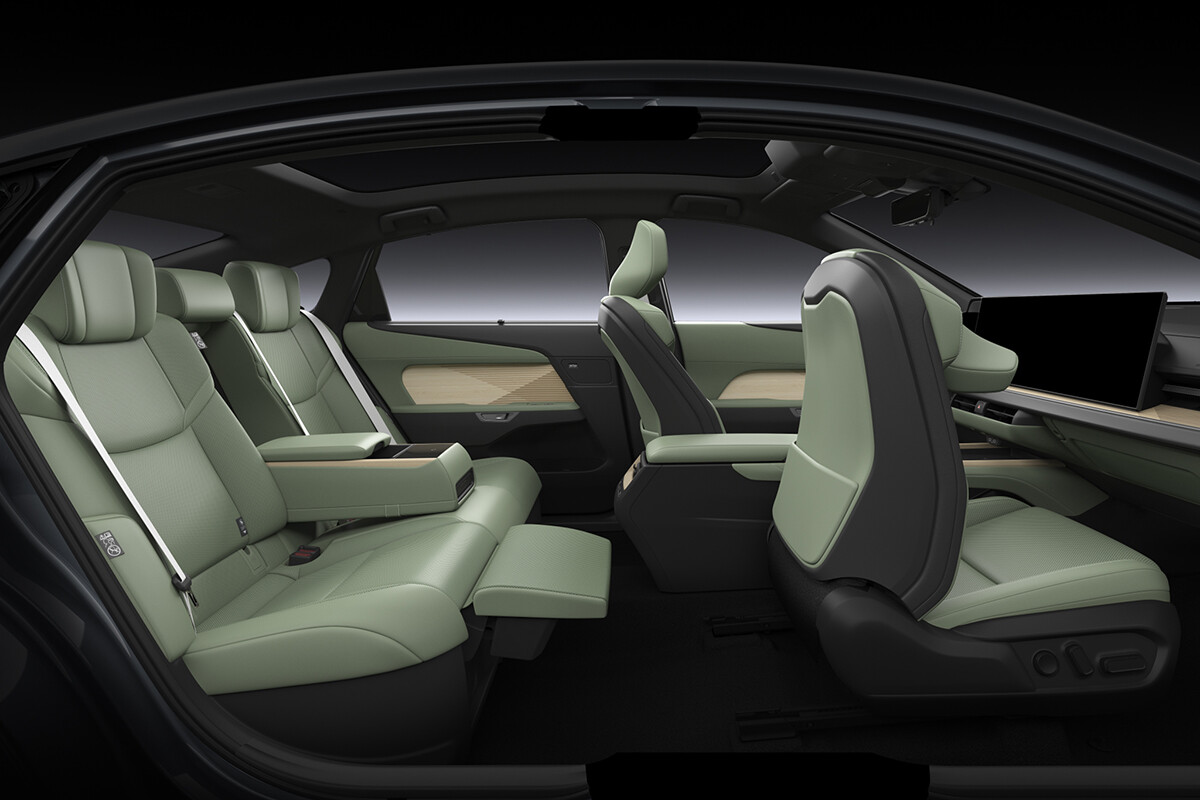 【全長5m超え】新型「ES」が大型化＆デザイン激変のわけは、米国と中国のマーケット変化。「LS」との関係はどうなる？