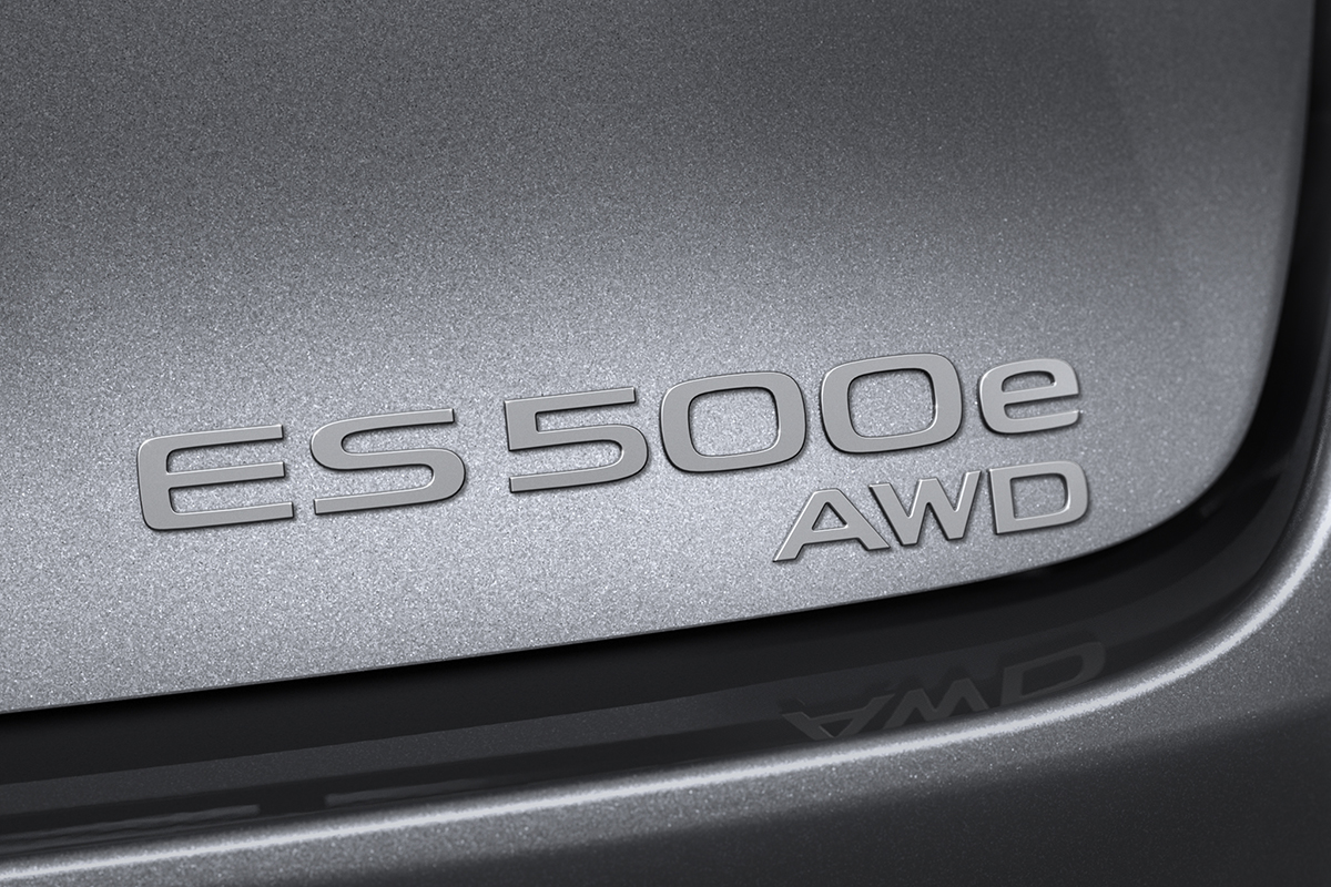 【全長5m超え】新型「ES」が大型化＆デザイン激変のわけは、米国と中国のマーケット変化。「LS」との関係はどうなる？