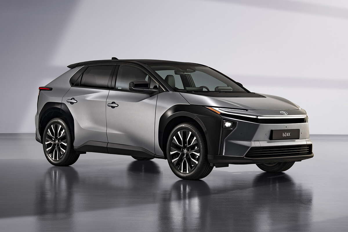 【本気出します】トヨタ改良型「bZ4X」が実質400万円切り!? BYD「ATTO 3」に宣戦布告、日本市場の主役はどっちだ
