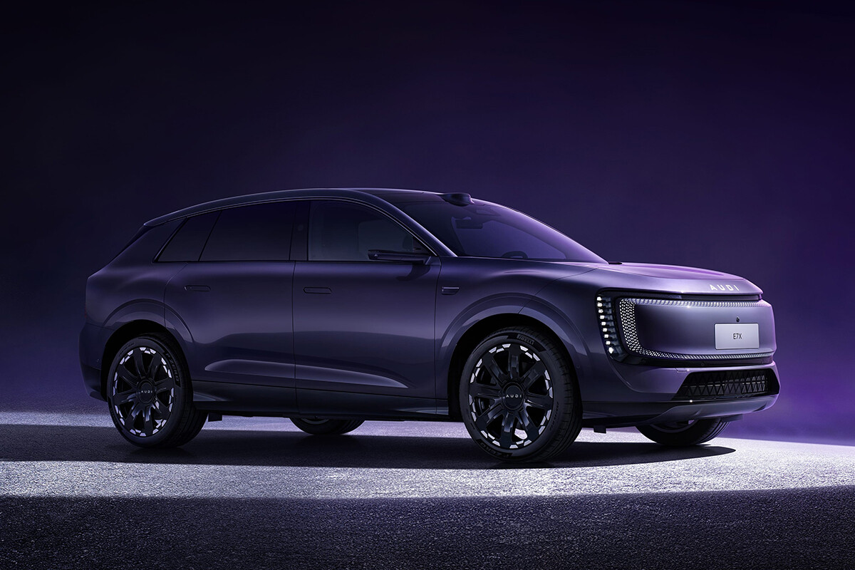 【アレがない衝撃】アウディ新サブブランドの「E7X」量産モデルが初公開！ アウディ伝統“4つのリングが完全消滅”の新顔で2026年発売へ