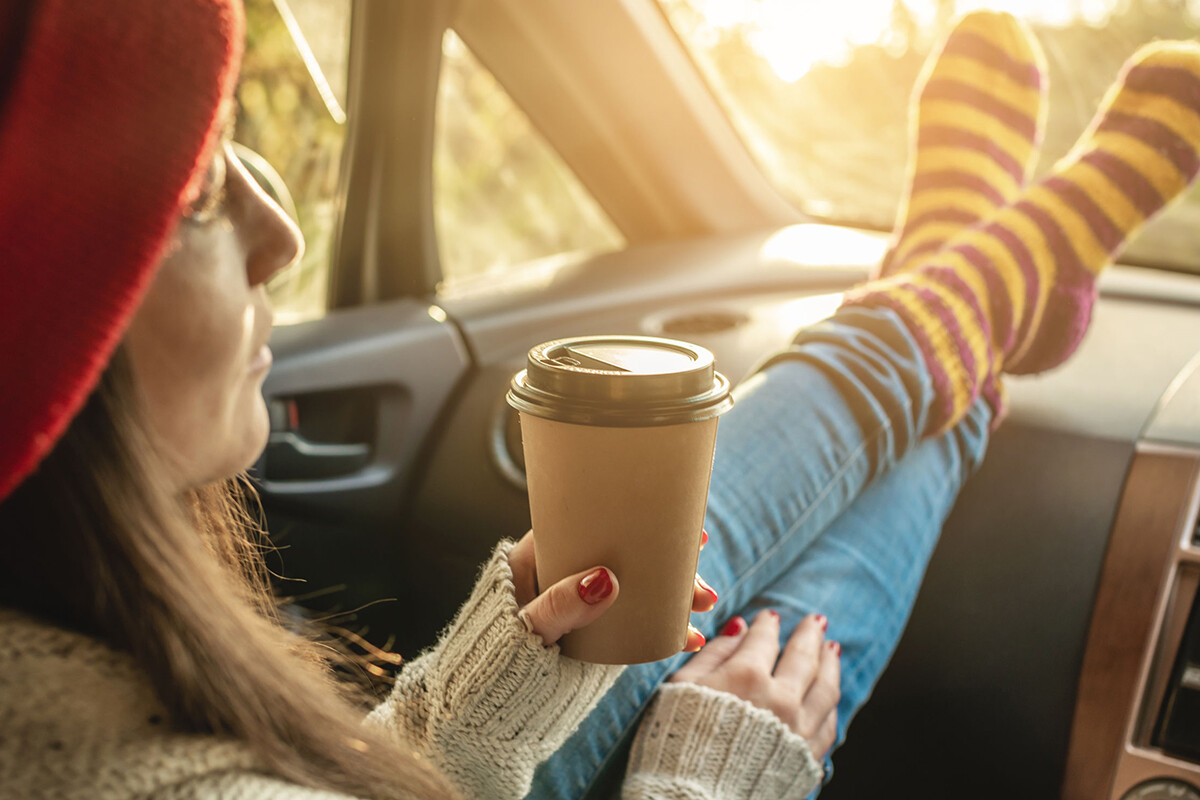 【アリえない!?】人のクルマで“飲食”ってどうなの？ ドライバー・同乗者それぞれの言い分と、たった1つの大切なマナー