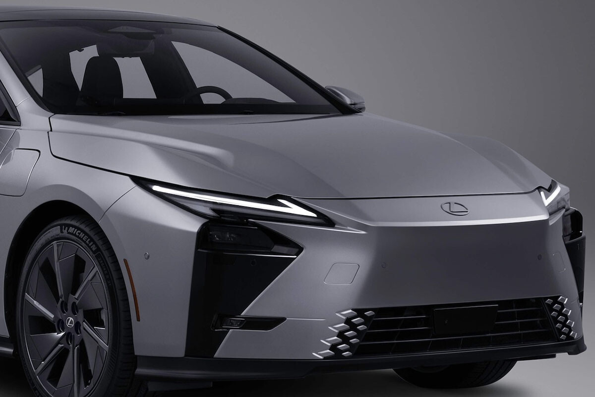 全長5mオーバーの「LS」級サイズになった新型レクサス「ES」は2026年春発売。大型インフォ画面やフレグランスの未来感ある演出にも注目