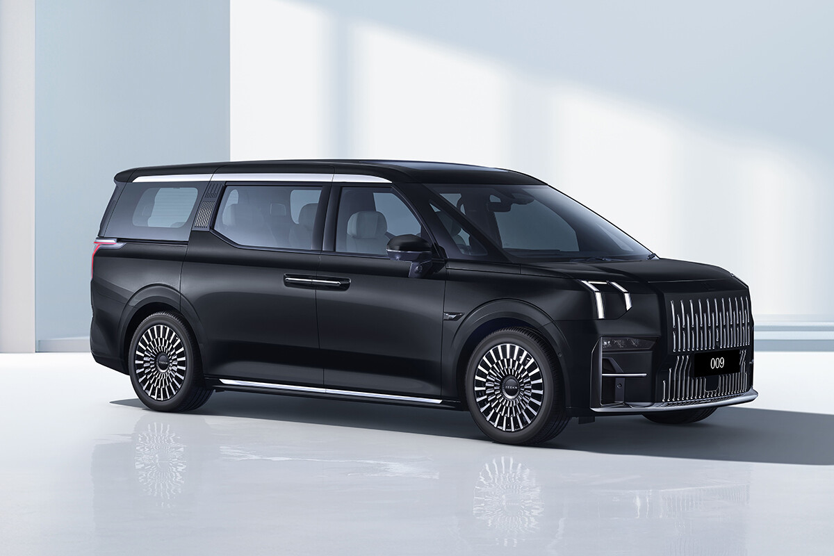 【アルヴェルの牙城に挑む】中国「ジーカー 009」が上陸。航続822km＆612psの“高級EVミニバン”がJMS2025で日本初公開