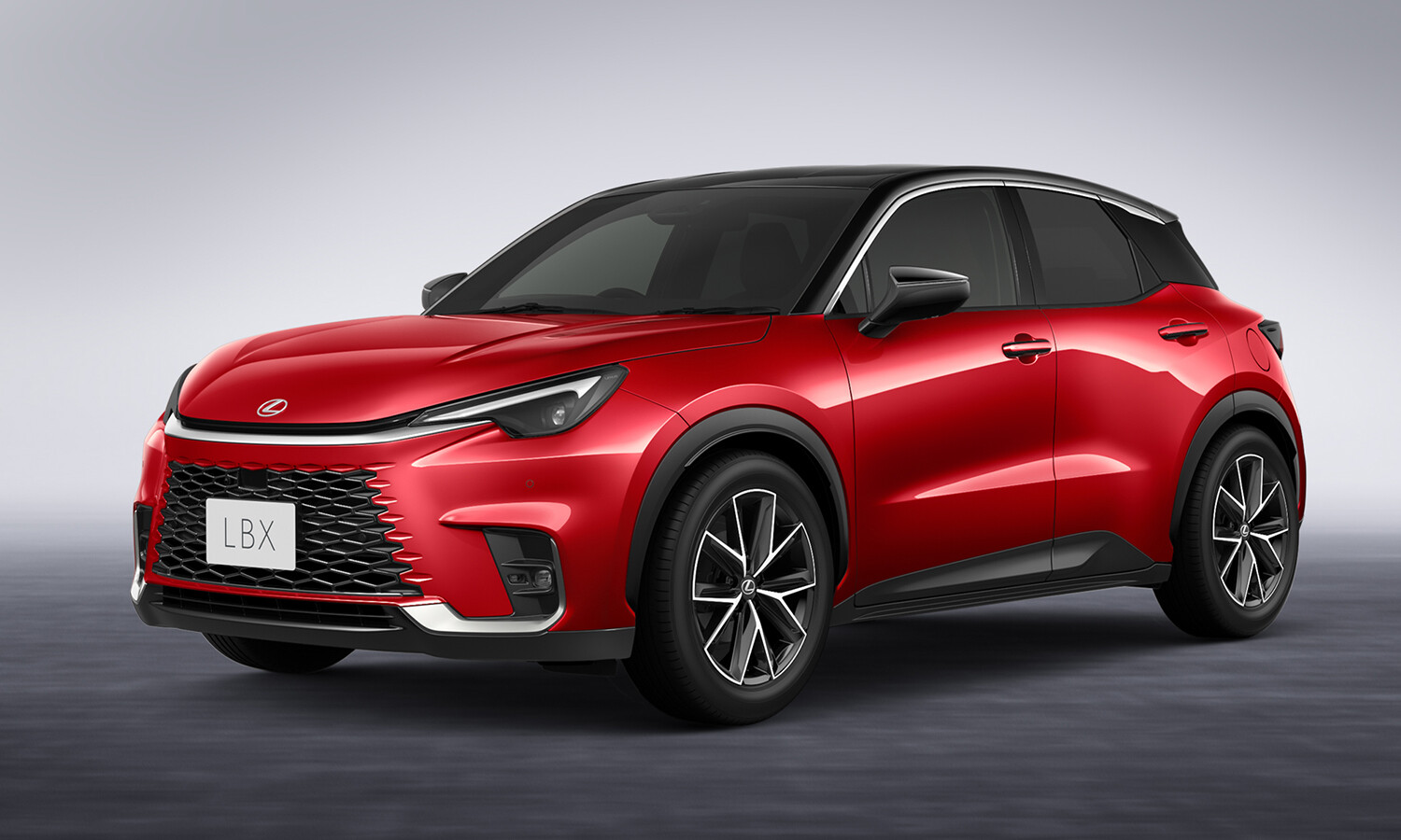 「ヤリス クロス」受注停止で…ランクを上げてレクサス「LBX」はどう？  価格差131万円も“残価設定ローン”なら意外に現実的な理由