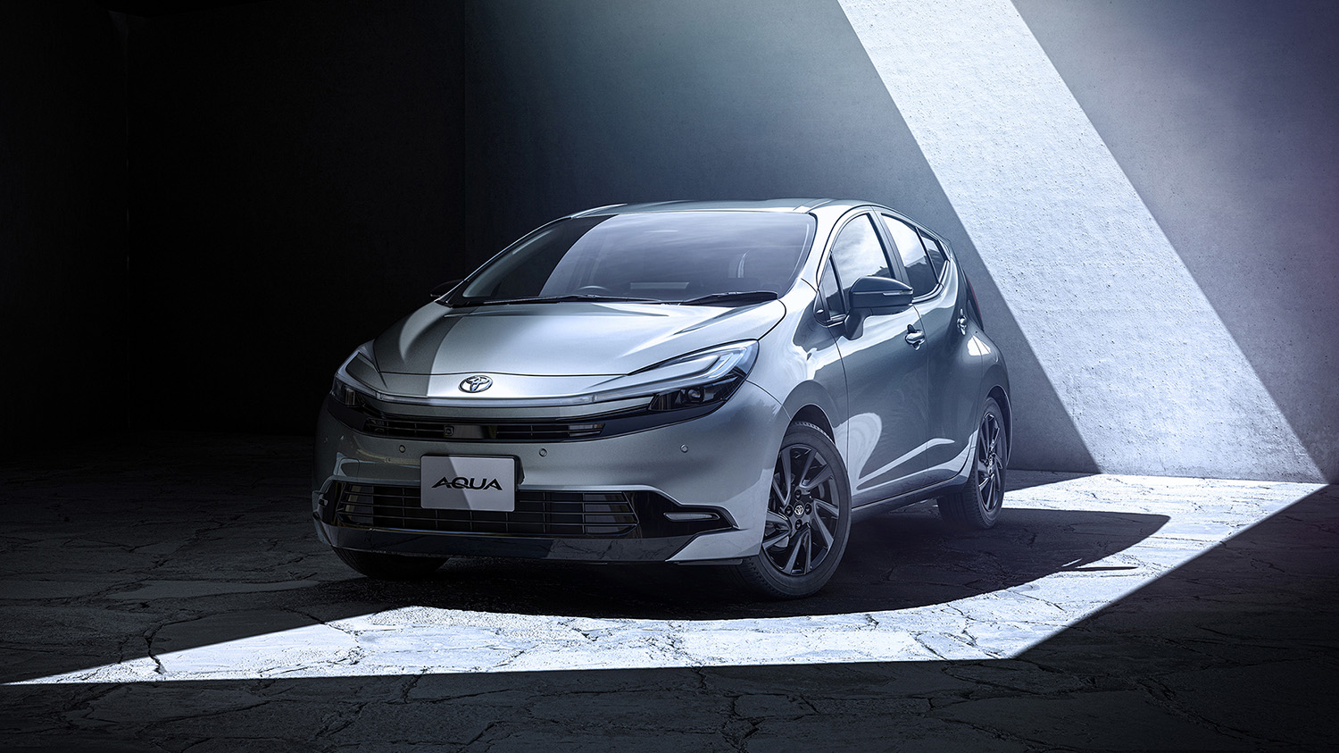 【三車三様】新型「アクア」とライバル「ノート／フィット」を徹底比較。同じ小型ハイブリッド車の“似ている点”と“異なる点”とは？