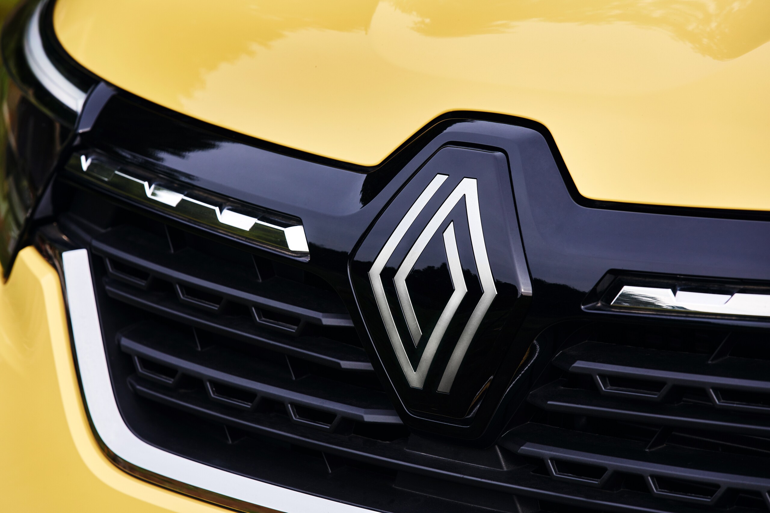 ルノー「カングー」マイナーチェンジで黒バンパーが消滅!? 値上げ＆モノグレード化で賛否噴出…新型の真価はどこにある？