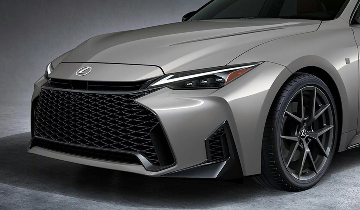 【驚きの延命戦略】レクサスISが2度目の大改良！ 新フロントフェイスやツイン大画面コックピットの変身ぶりに注目