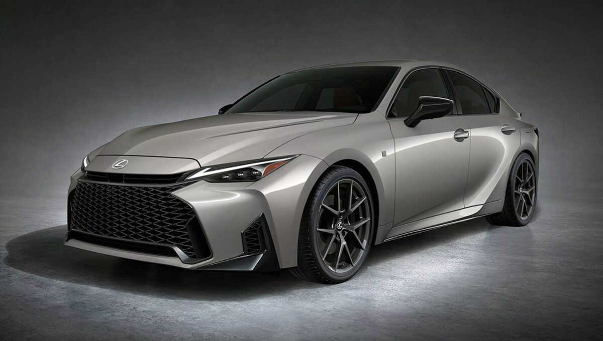 【驚きの延命戦略】レクサスISが2度目の大改良！ 新フロントフェイスやツイン大画面コックピットの変身ぶりに注目