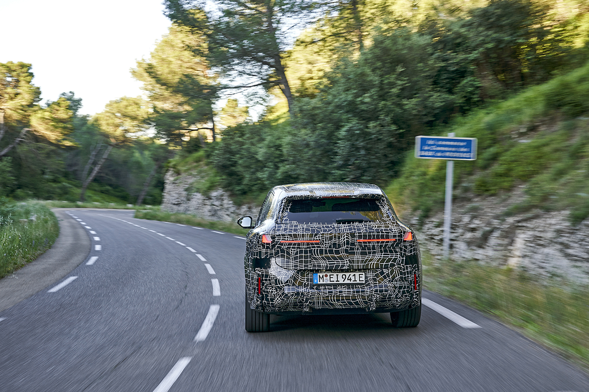 BMW新型「iX3」が9月5日に初公開へ。“ノイエ・クラッセ”第1弾、航続距離は800km＆高速充電対応