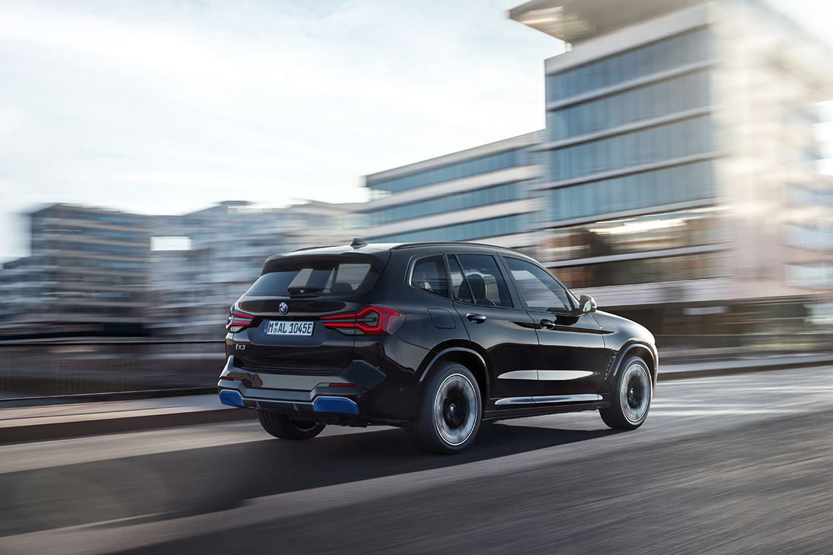 BMW新型「iX3」が9月5日に初公開へ。“ノイエ・クラッセ”第1弾、航続距離は800km＆高速充電対応