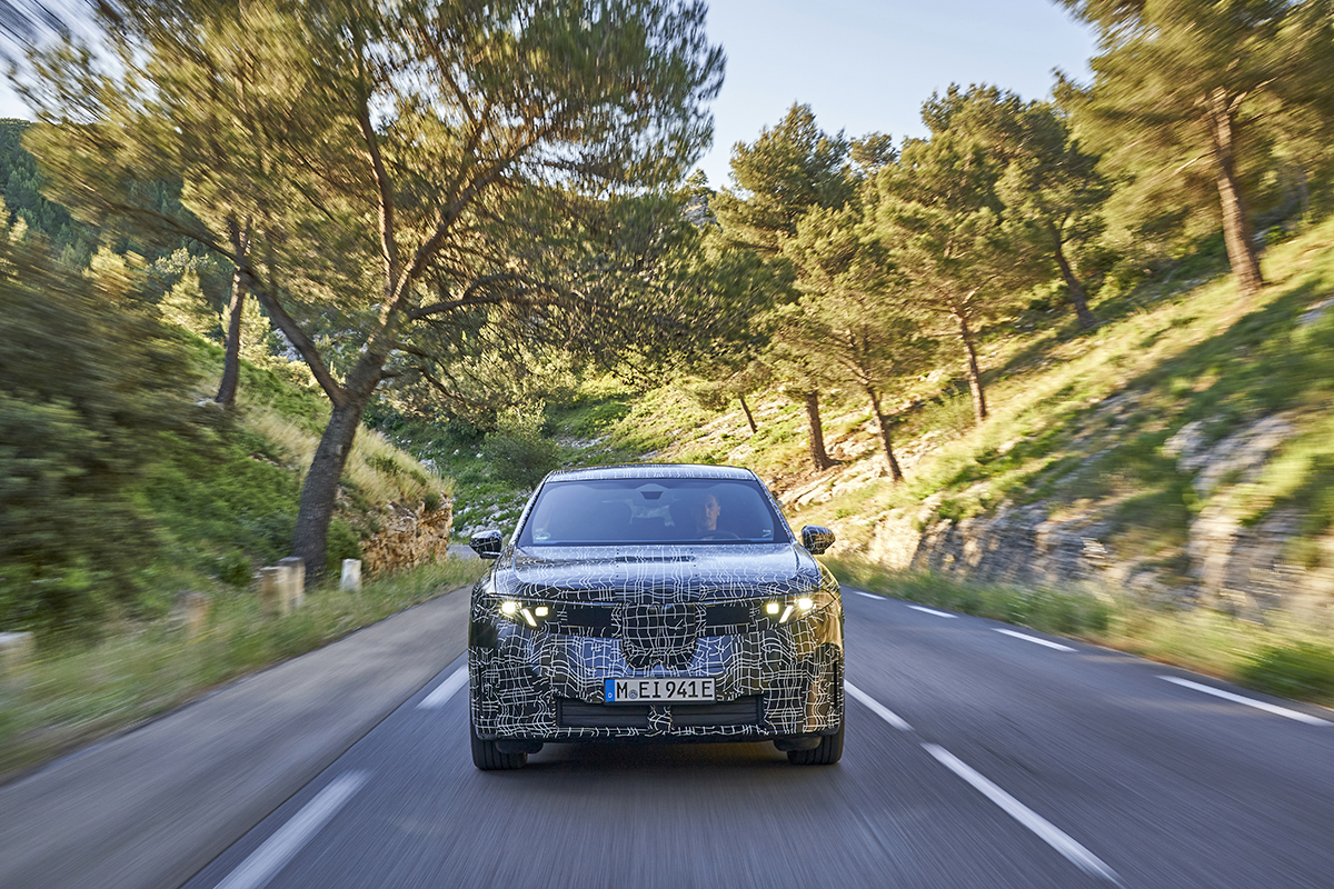 BMW新型「iX3」が9月5日に初公開へ。“ノイエ・クラッセ”第1弾、航続距離は800km＆高速充電対応