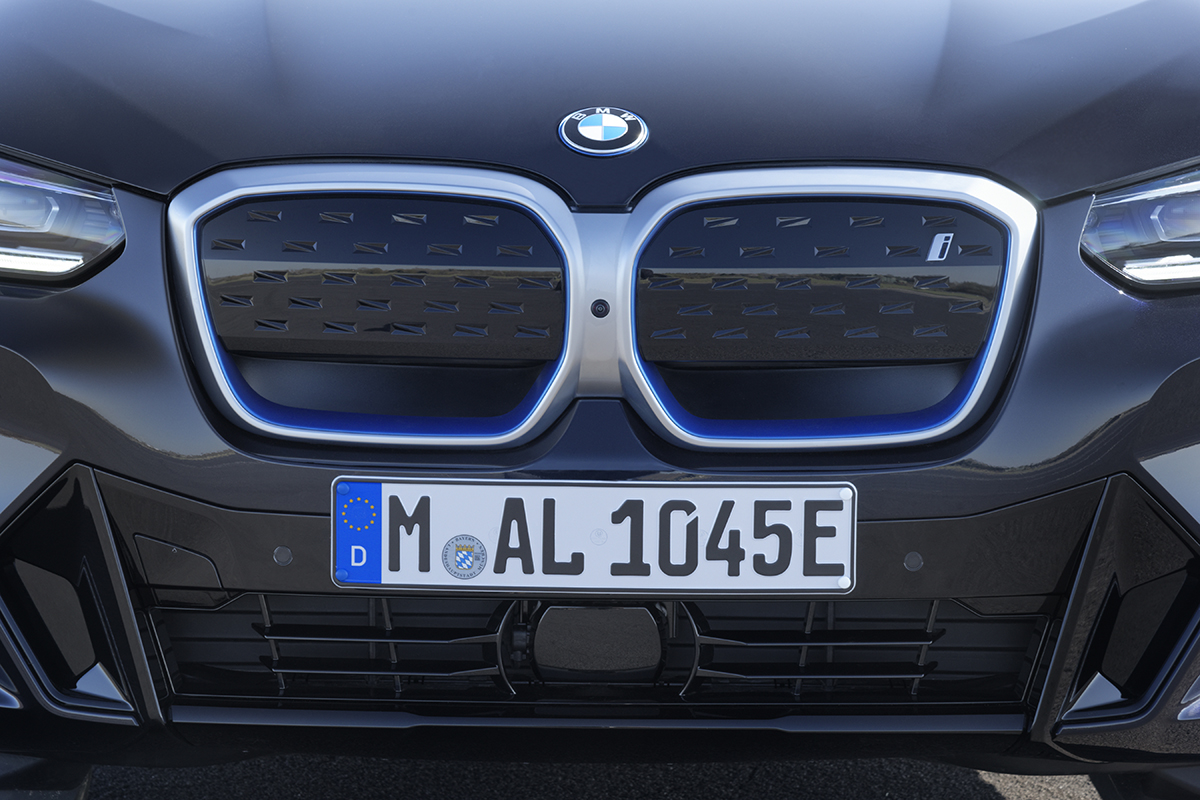 BMW新型「iX3」が9月5日に初公開へ。“ノイエ・クラッセ”第1弾、航続距離は800km＆高速充電対応