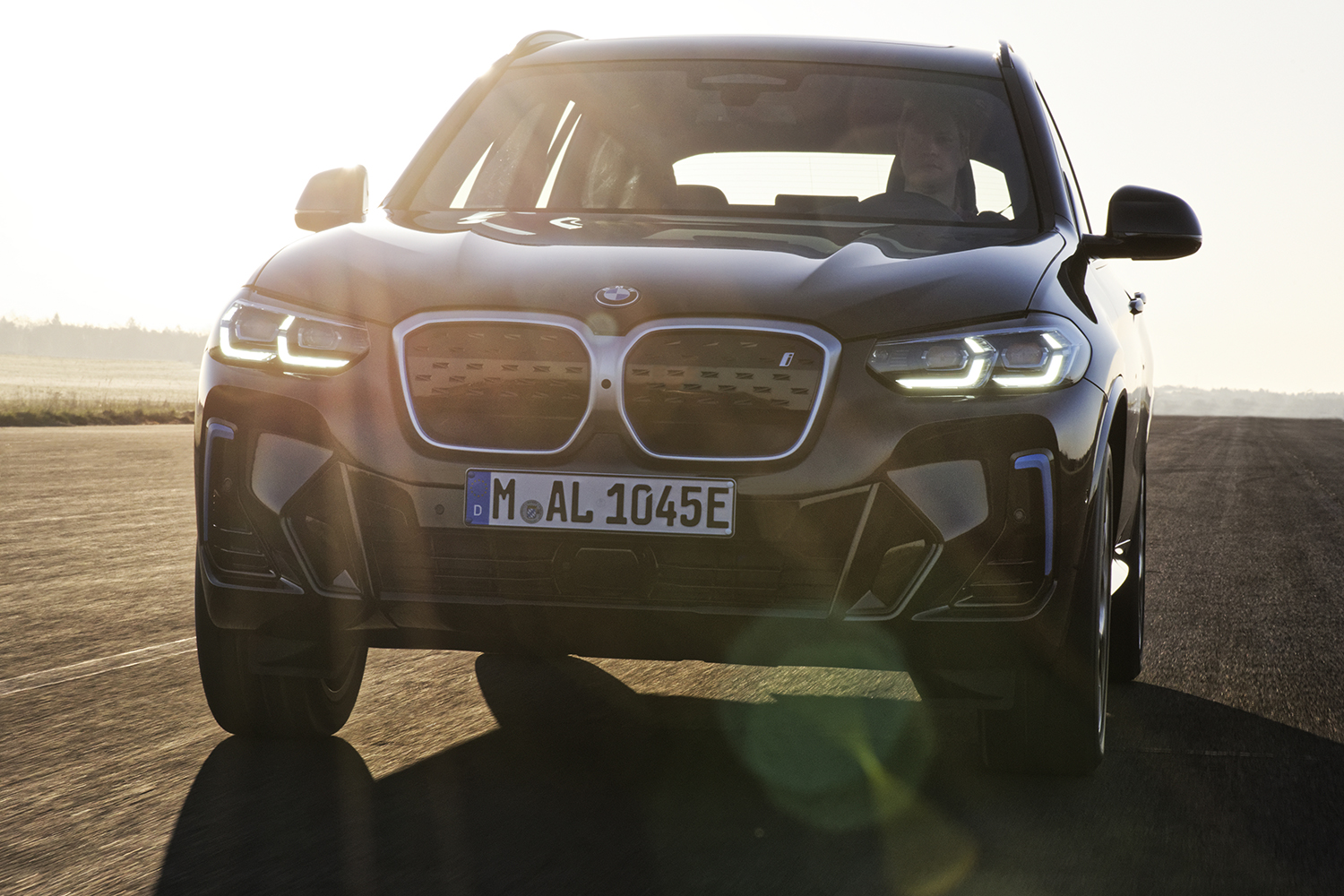 BMW新型「iX3」が9月5日に初公開へ。“ノイエ・クラッセ”第1弾、航続距離は800km＆高速充電対応