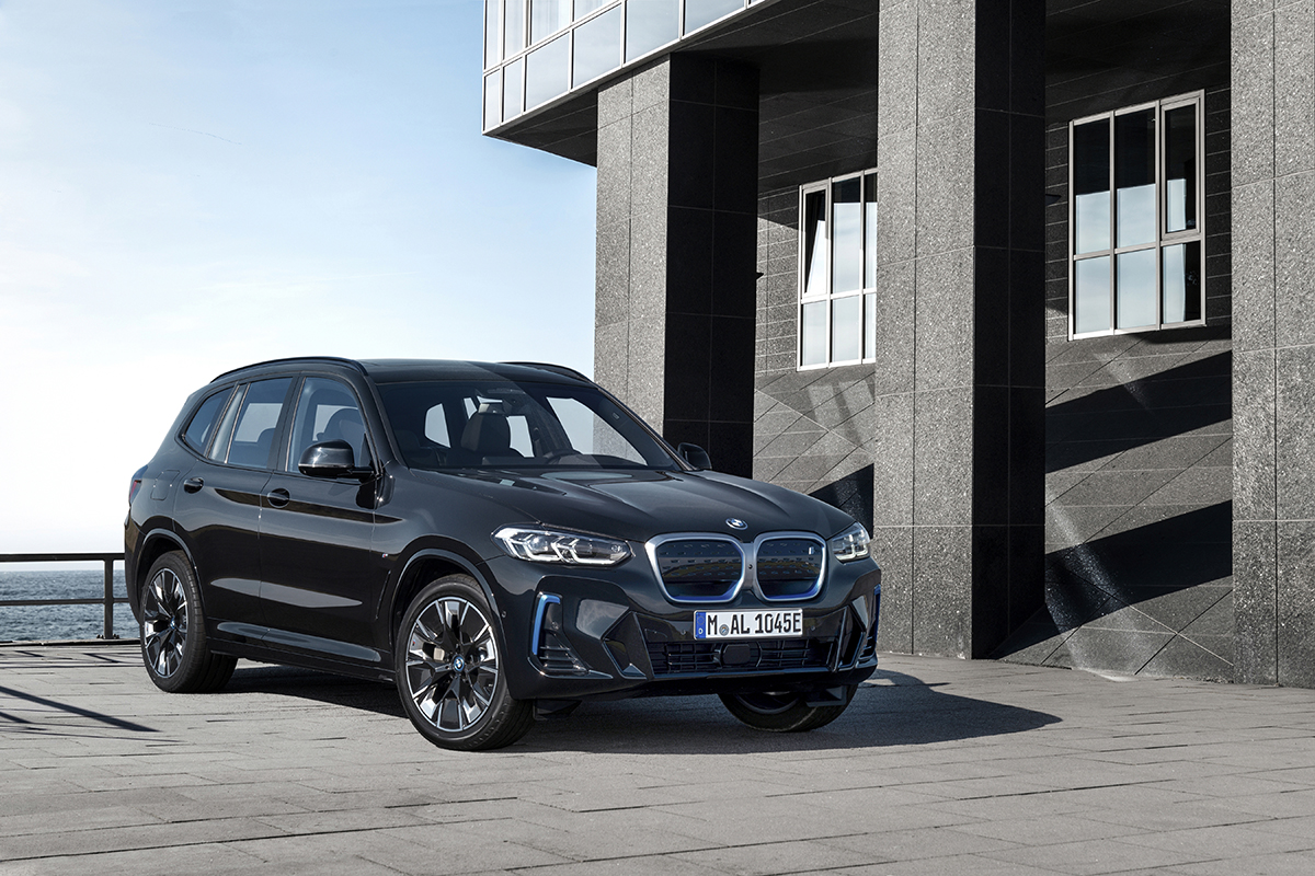 BMW新型「iX3」が9月5日に初公開へ。“ノイエ・クラッセ”第1弾、航続距離は800km＆高速充電対応