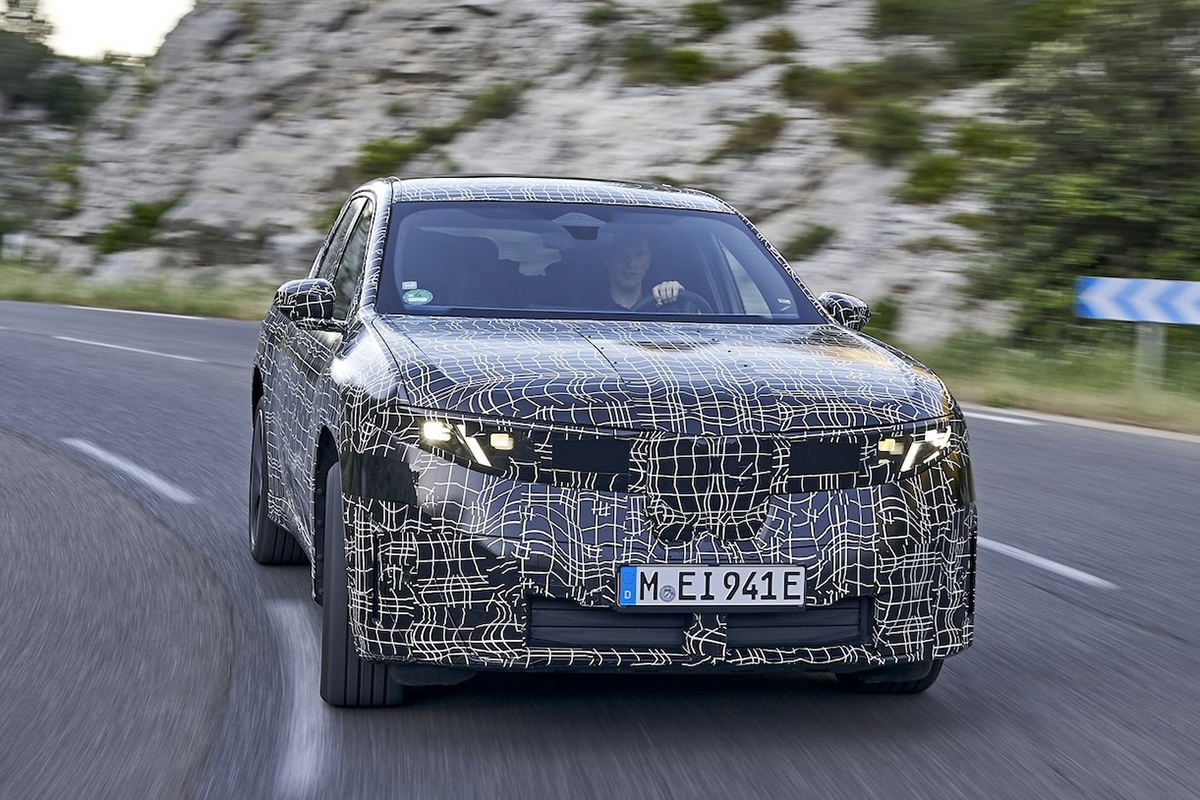 BMW新型「iX3」が9月5日に初公開へ。“ノイエ・クラッセ”第1弾、航続距離は800km＆高速充電対応