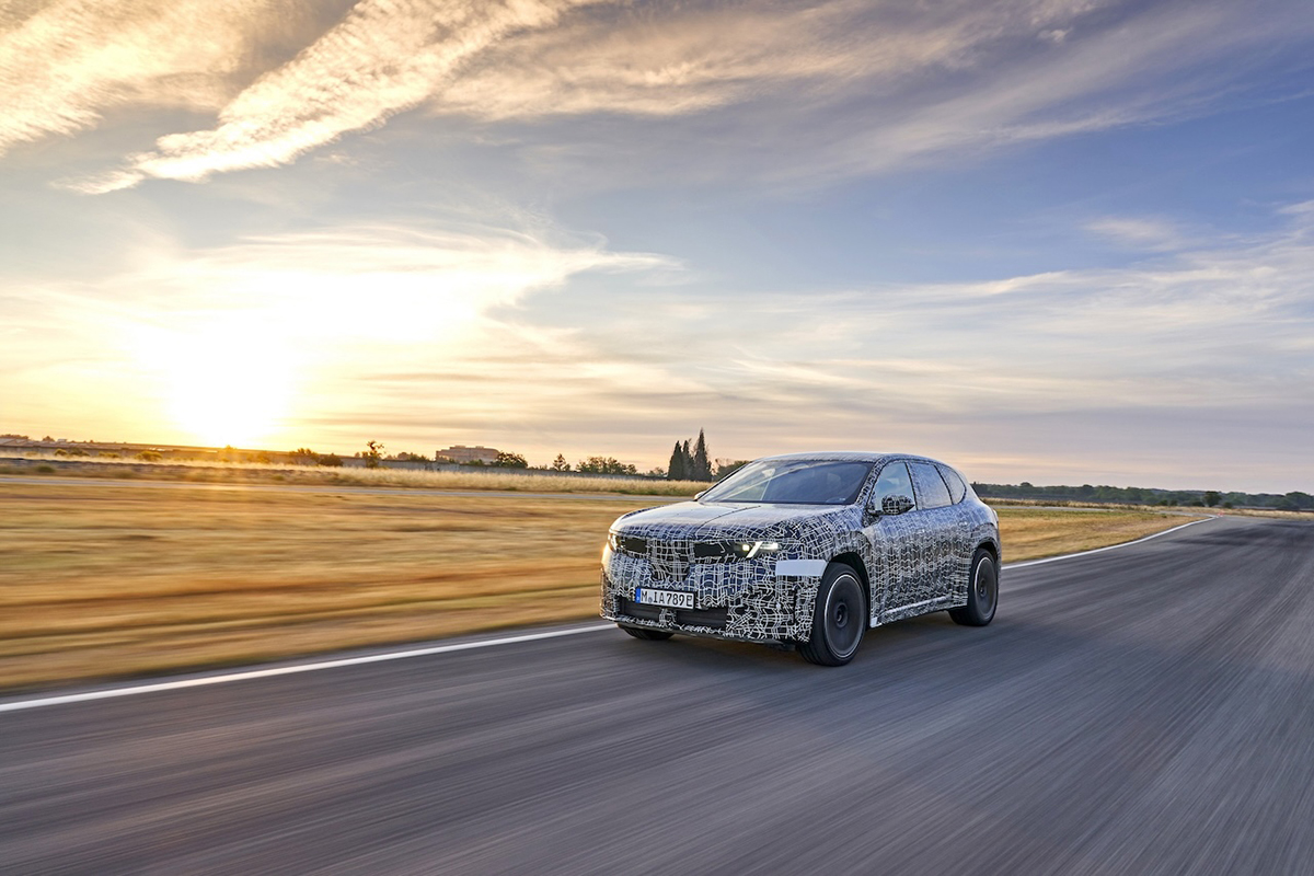BMW新型「iX3」が9月5日に初公開へ。“ノイエ・クラッセ”第1弾、航続距離は800km＆高速充電対応