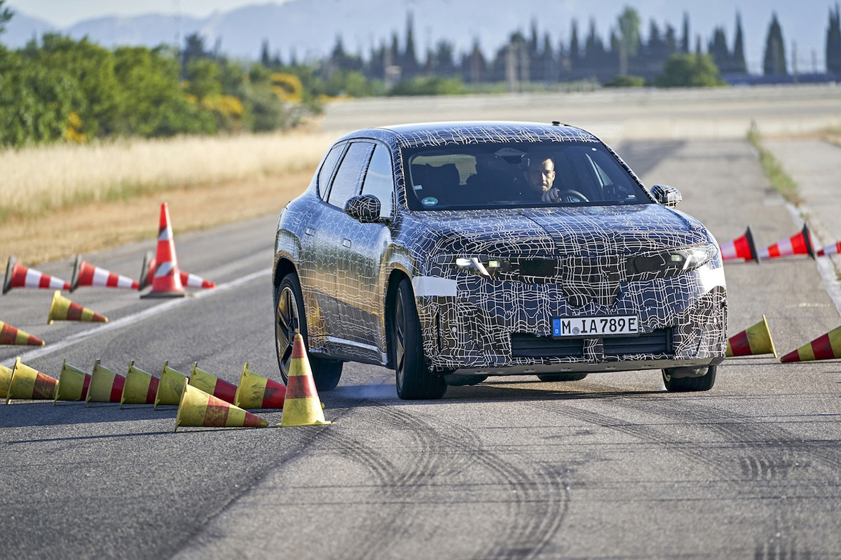 BMW新型「iX3」が9月5日に初公開へ。“ノイエ・クラッセ”第1弾、航続距離は800km＆高速充電対応