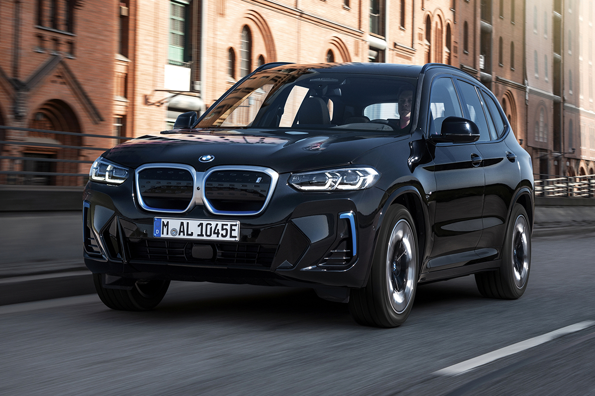 BMW新型「iX3」が9月5日に初公開へ。“ノイエ・クラッセ”第1弾、航続距離は800km＆高速充電対応