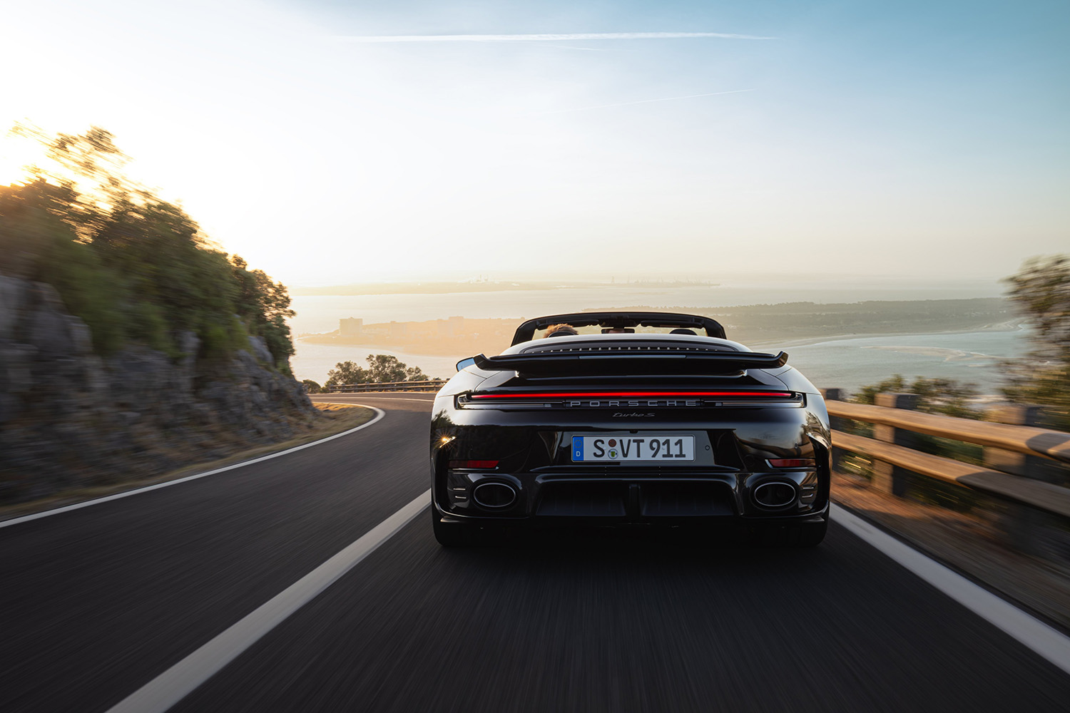 【このハイブリッドは只者ではない】最高速322km＆ニュル14秒短縮。新型「911ターボS」史上最強スペックで登場…価格は3635から