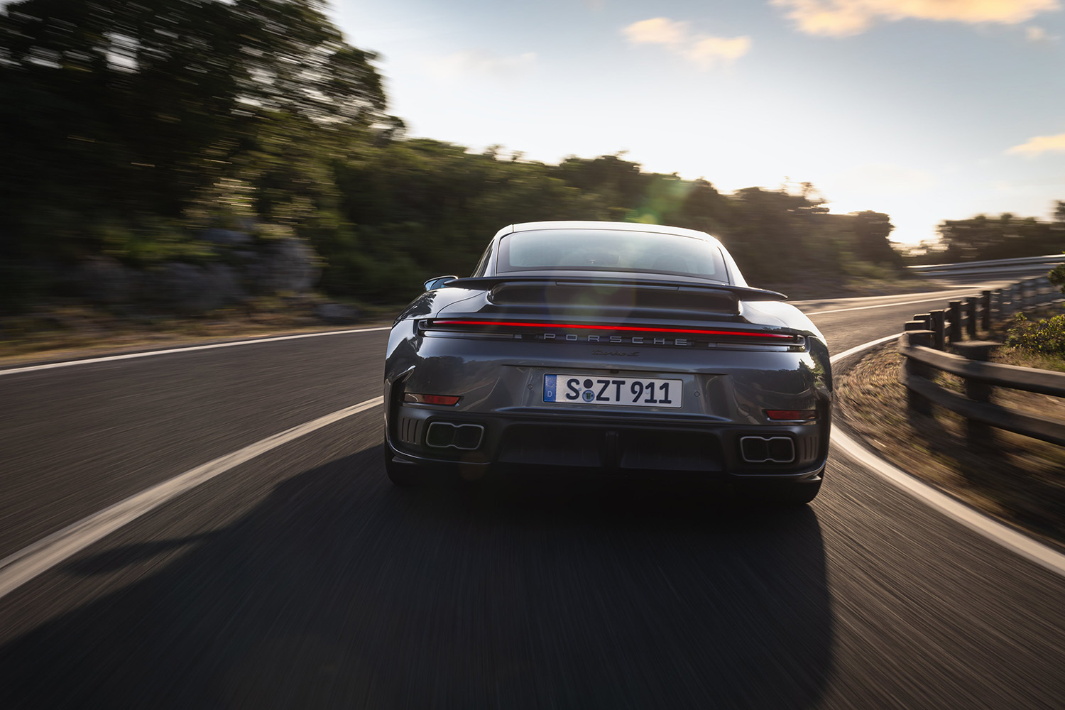 【このハイブリッドは只者ではない】最高速322km＆ニュル14秒短縮。新型「911ターボS」史上最強スペックで登場…価格は3635から