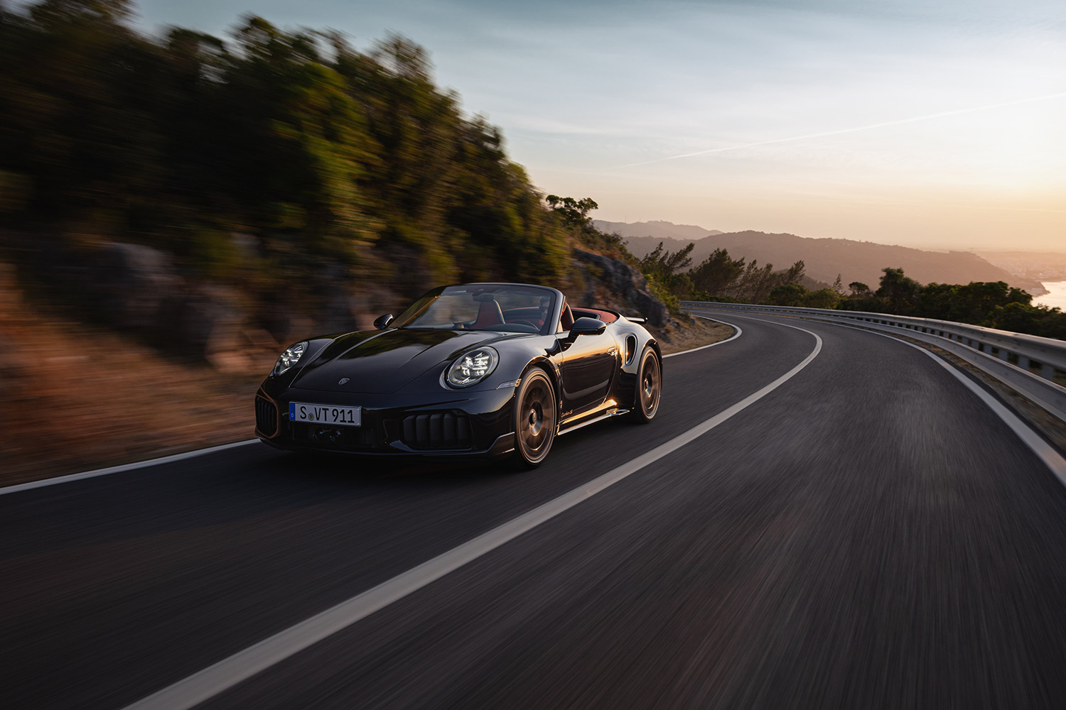 【このハイブリッドは只者ではない】最高速322km＆ニュル14秒短縮。新型「911ターボS」史上最強スペックで登場…価格は3635から