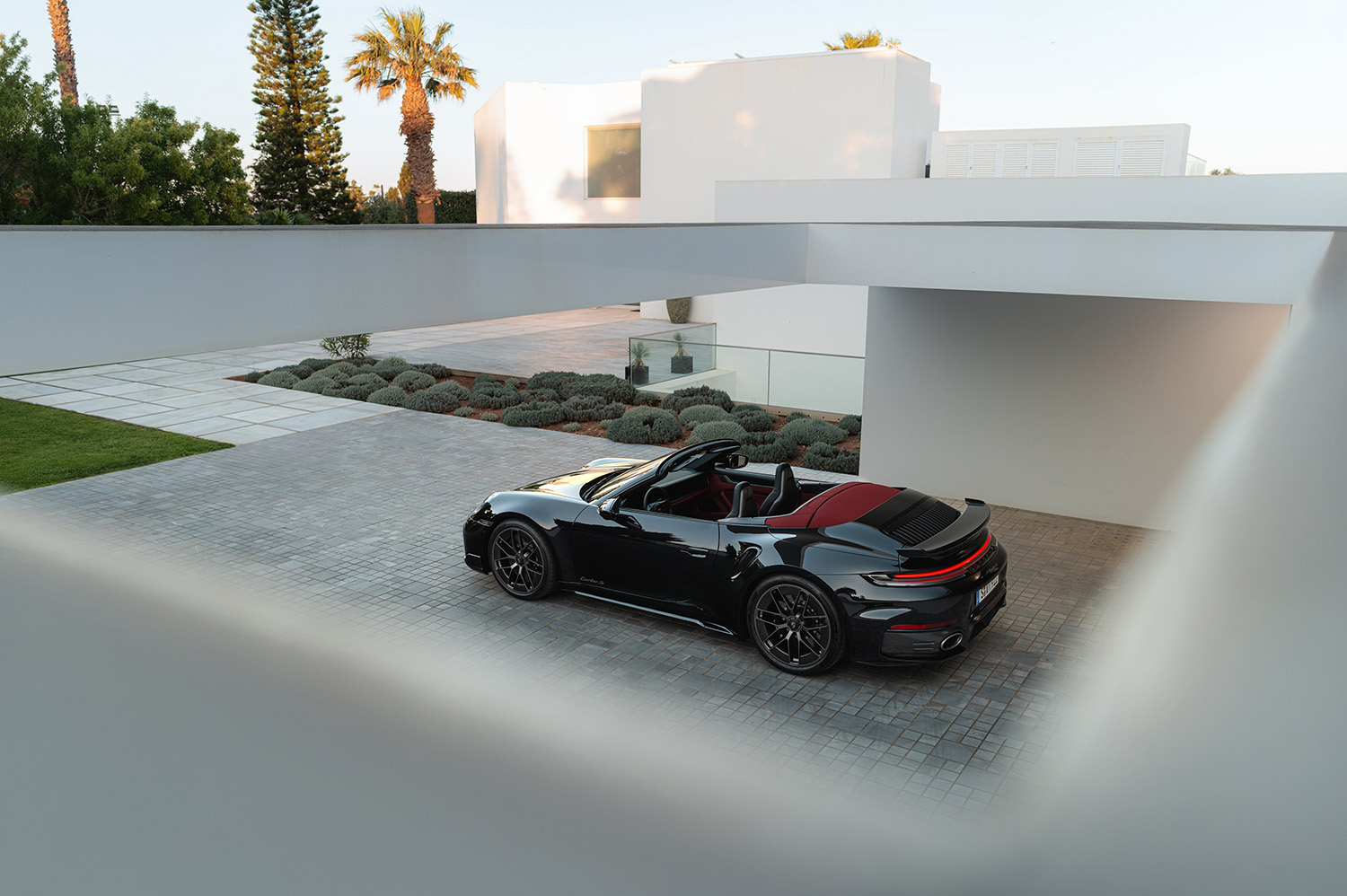 【このハイブリッドは只者ではない】最高速322km＆ニュル14秒短縮。新型「911ターボS」史上最強スペックで登場…価格は3635から