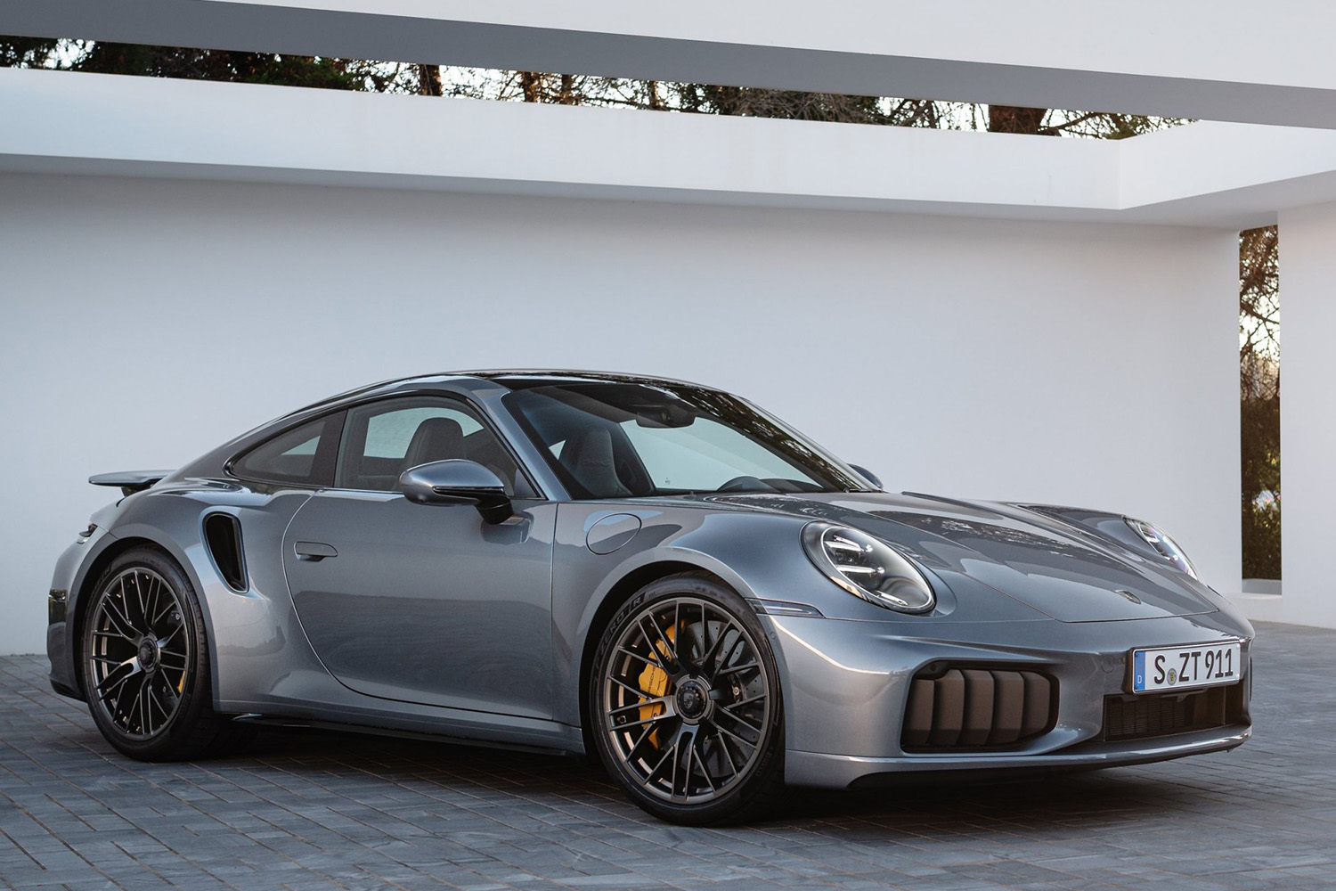 【このハイブリッドは只者ではない】最高速322km＆ニュル14秒短縮。新型「911ターボS」史上最強スペックで登場…価格は3635から