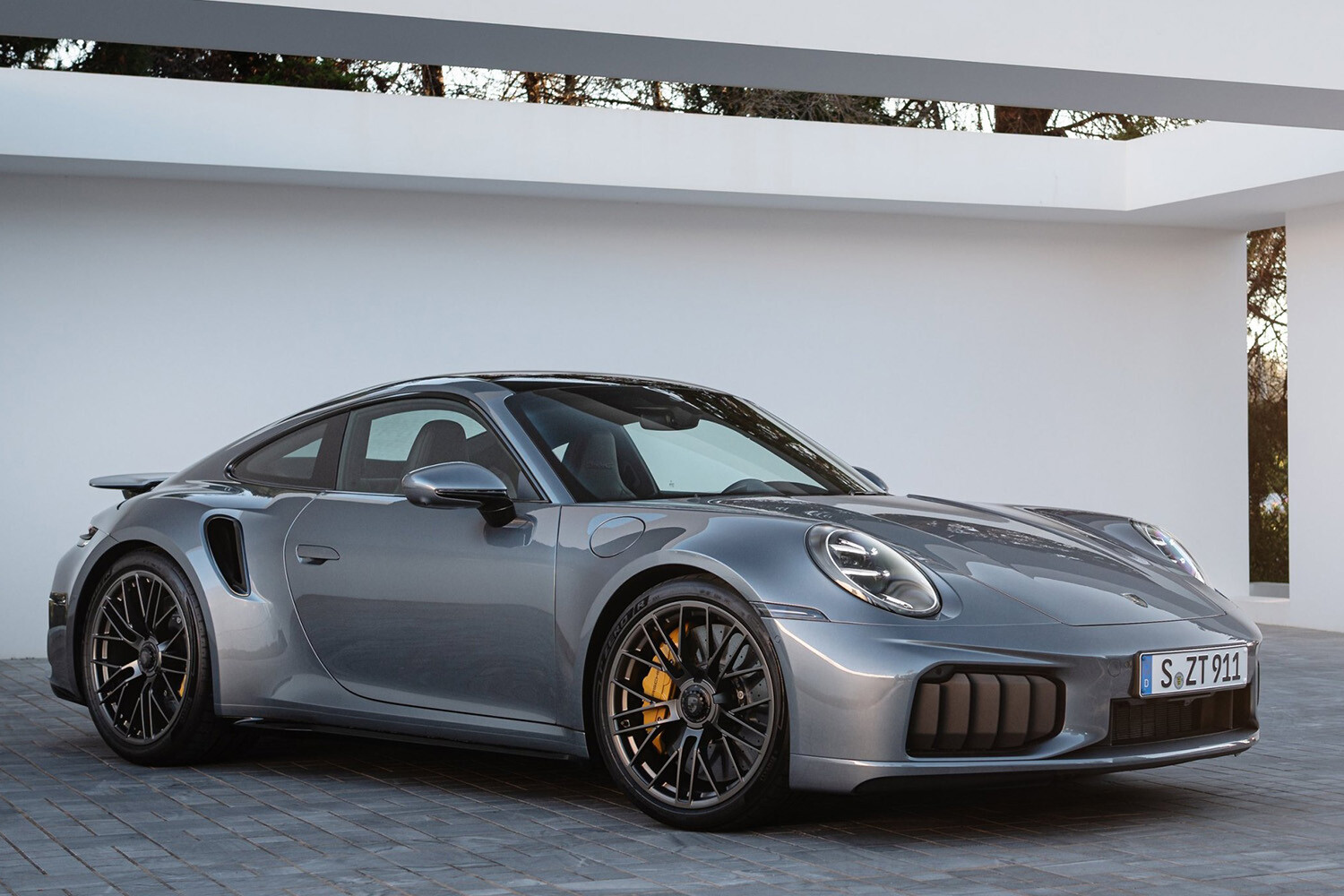 【このハイブリッドは只者ではない】最高速322km＆ニュル14秒短縮。新型「911ターボS」史上最強スペックで登場…価格は3635万円から