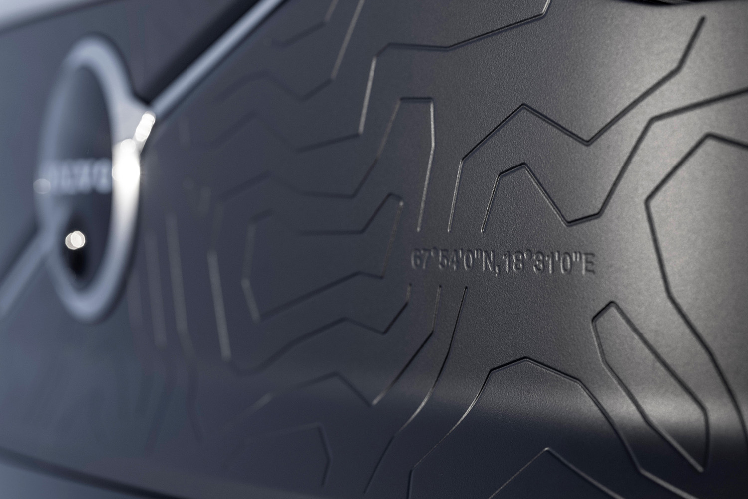 【428㎰のハイスペックSUV】ボルボ新型「EX30クロスカントリー」登場。最低地上高195mmの専用ボディ…価格は649