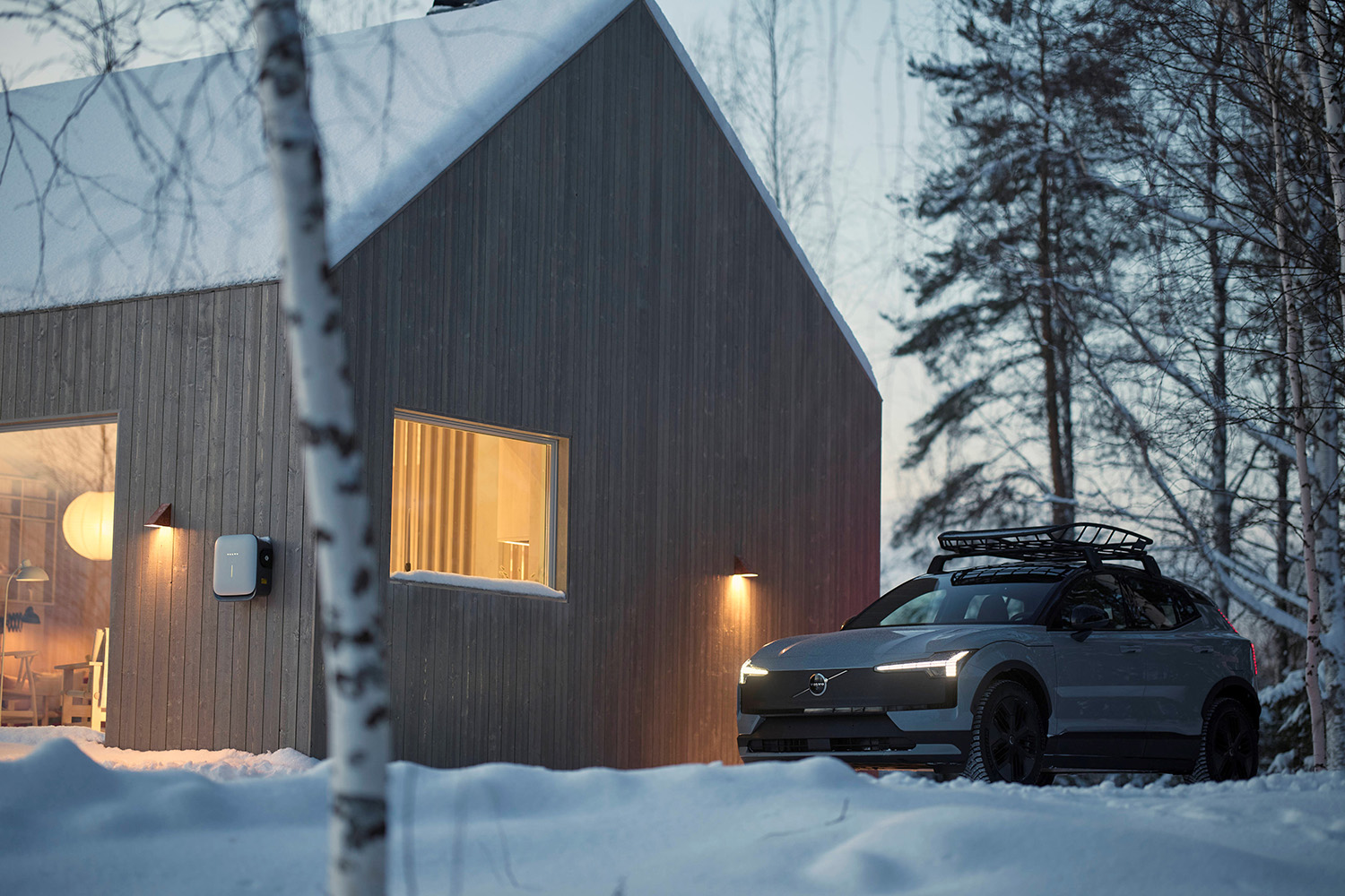【428㎰のハイスペックSUV】ボルボ新型「EX30クロスカントリー」登場。最低地上高195mmの専用ボディ…価格は649