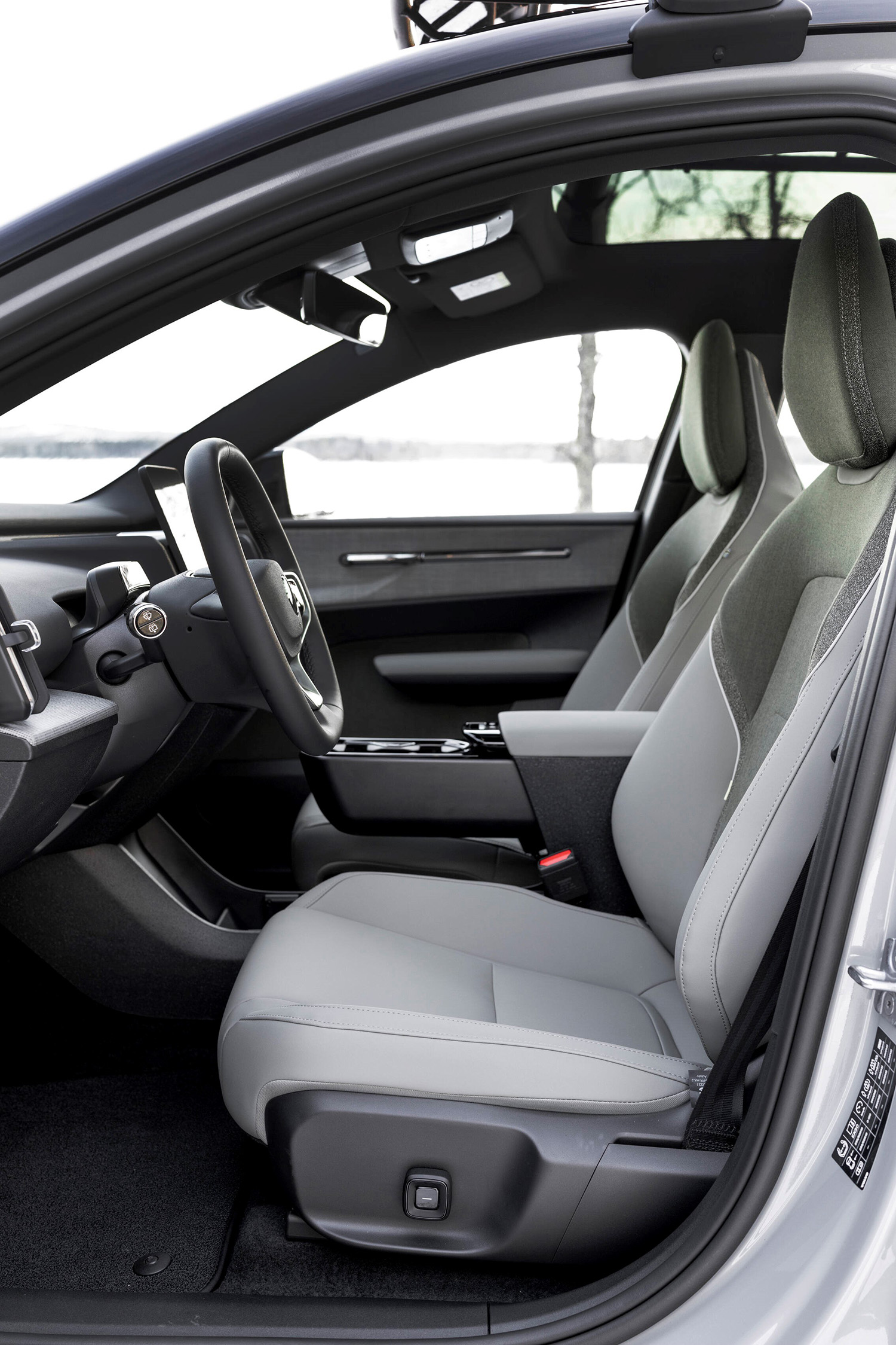 【428㎰のハイスペックSUV】ボルボ新型「EX30クロスカントリー」登場。最低地上高195mmの専用ボディ…価格は649