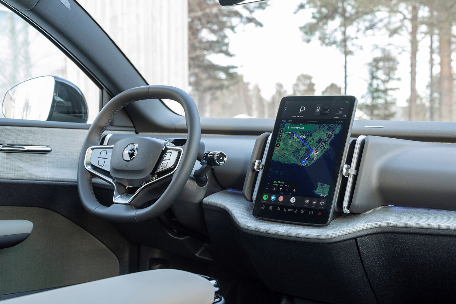 【428㎰のハイスペックSUV】ボルボ新型「EX30クロスカントリー」登場。最低地上高195mmの専用ボディ…価格は649