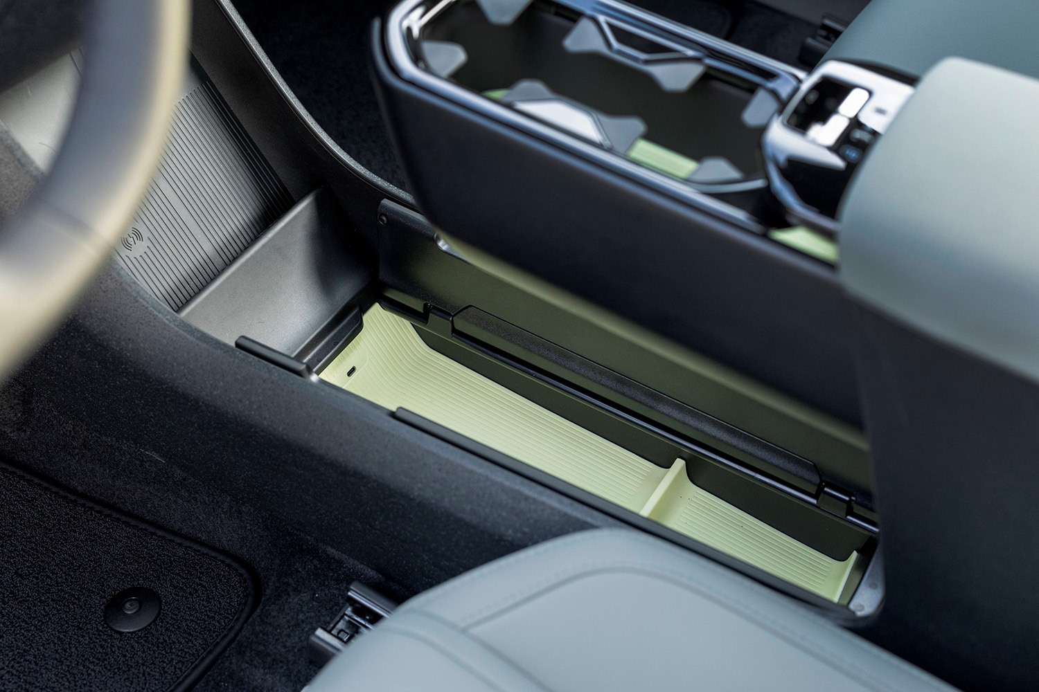 【428㎰のハイスペックSUV】ボルボ新型「EX30クロスカントリー」登場。最低地上高195mmの専用ボディ…価格は649