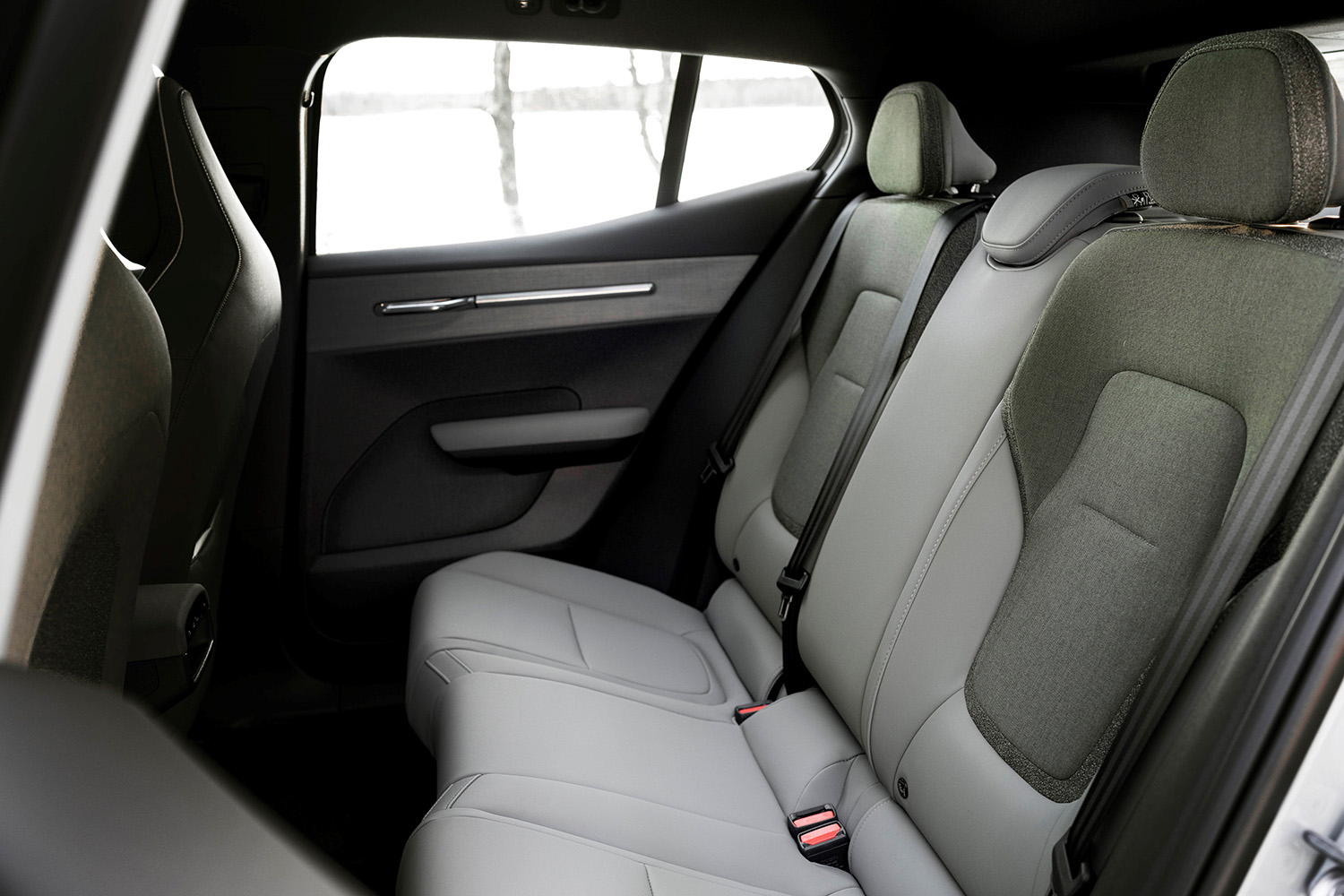 【428㎰のハイスペックSUV】ボルボ新型「EX30クロスカントリー」登場。最低地上高195mmの専用ボディ…価格は649