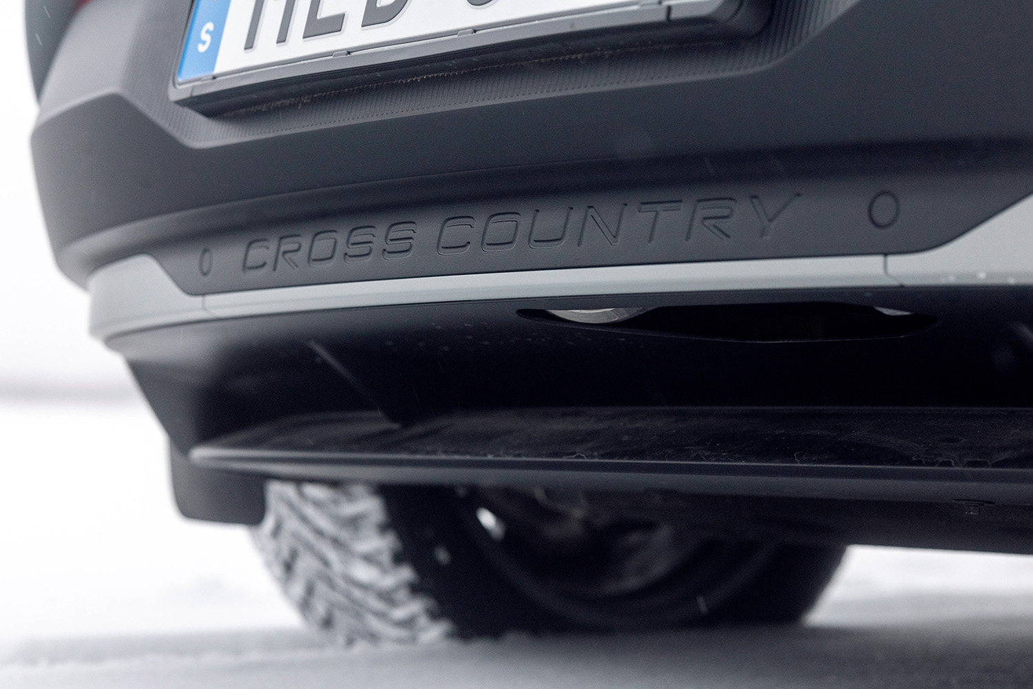 【428㎰のハイスペックSUV】ボルボ新型「EX30クロスカントリー」登場。最低地上高195mmの専用ボディ…価格は649