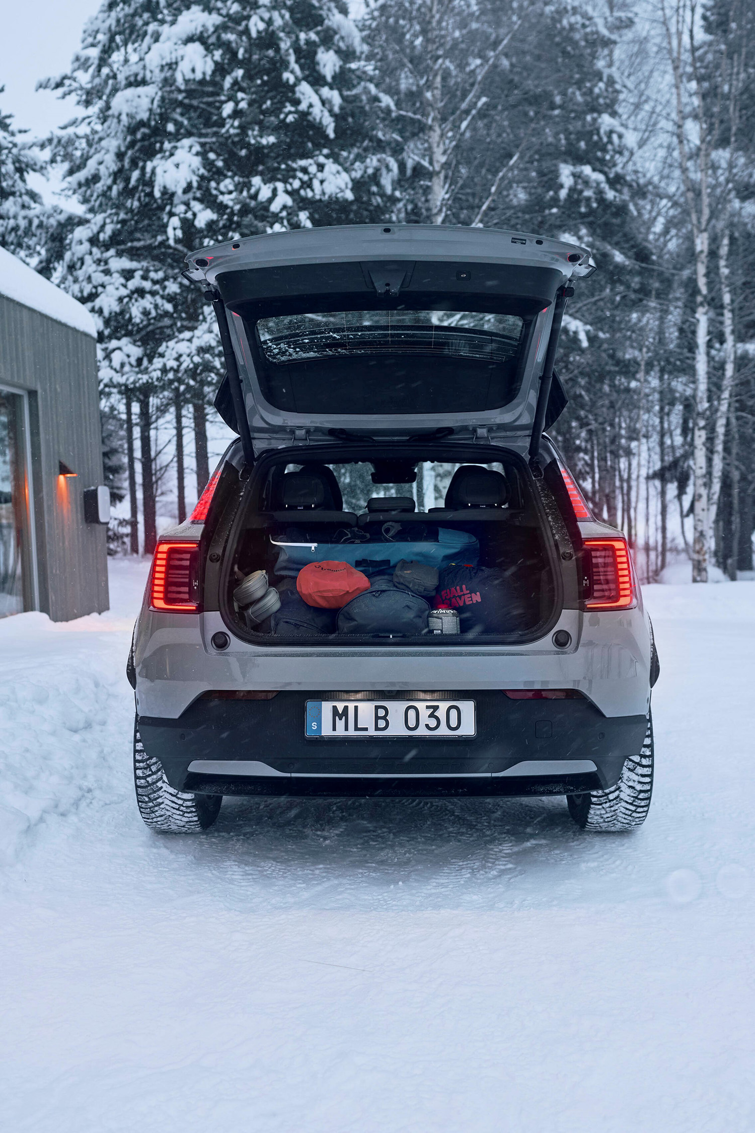 【428㎰のハイスペックSUV】ボルボ新型「EX30クロスカントリー」登場。最低地上高195mmの専用ボディ…価格は649