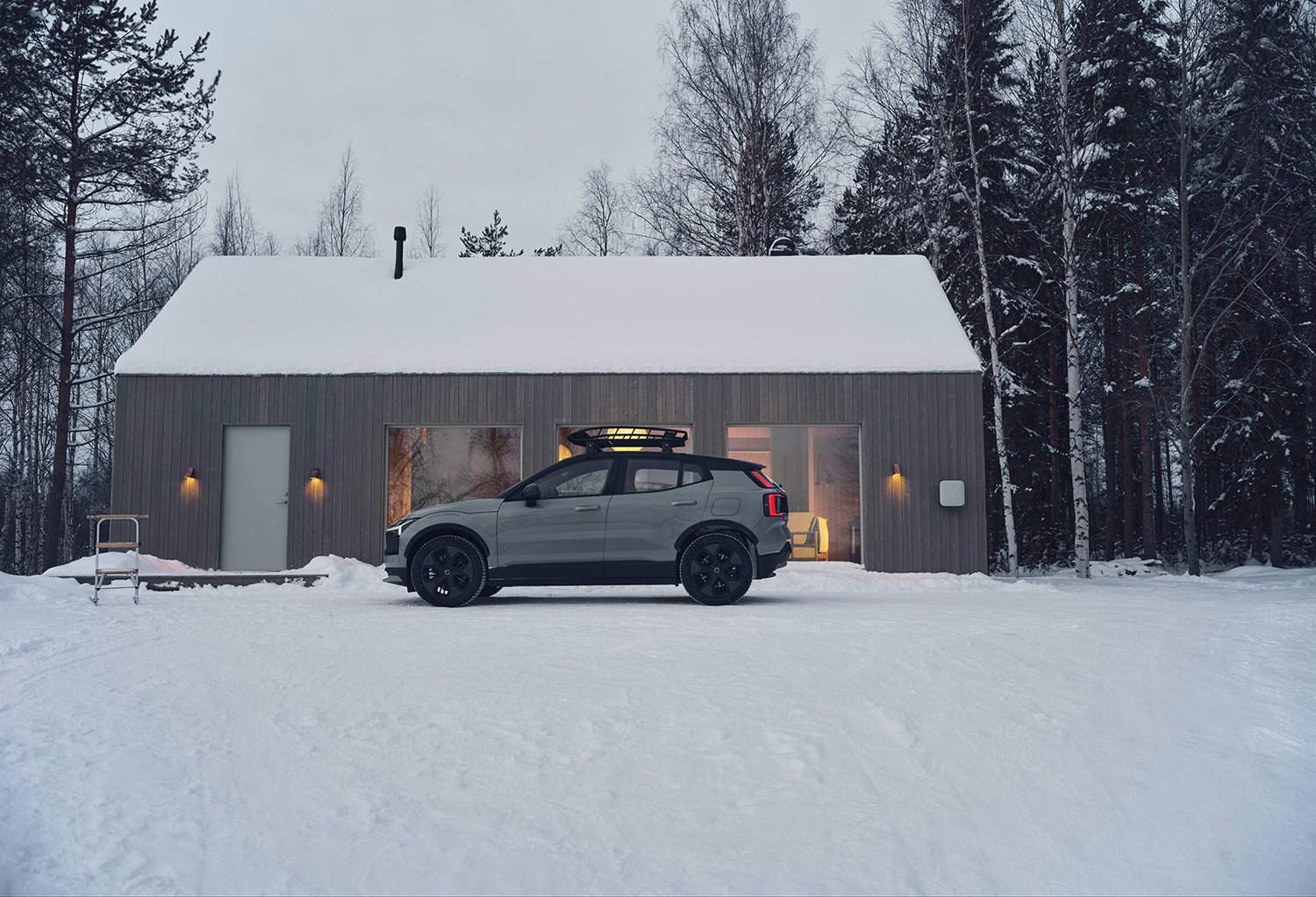【428㎰のハイスペックSUV】ボルボ新型「EX30クロスカントリー」登場。最低地上高195mmの専用ボディ…価格は649